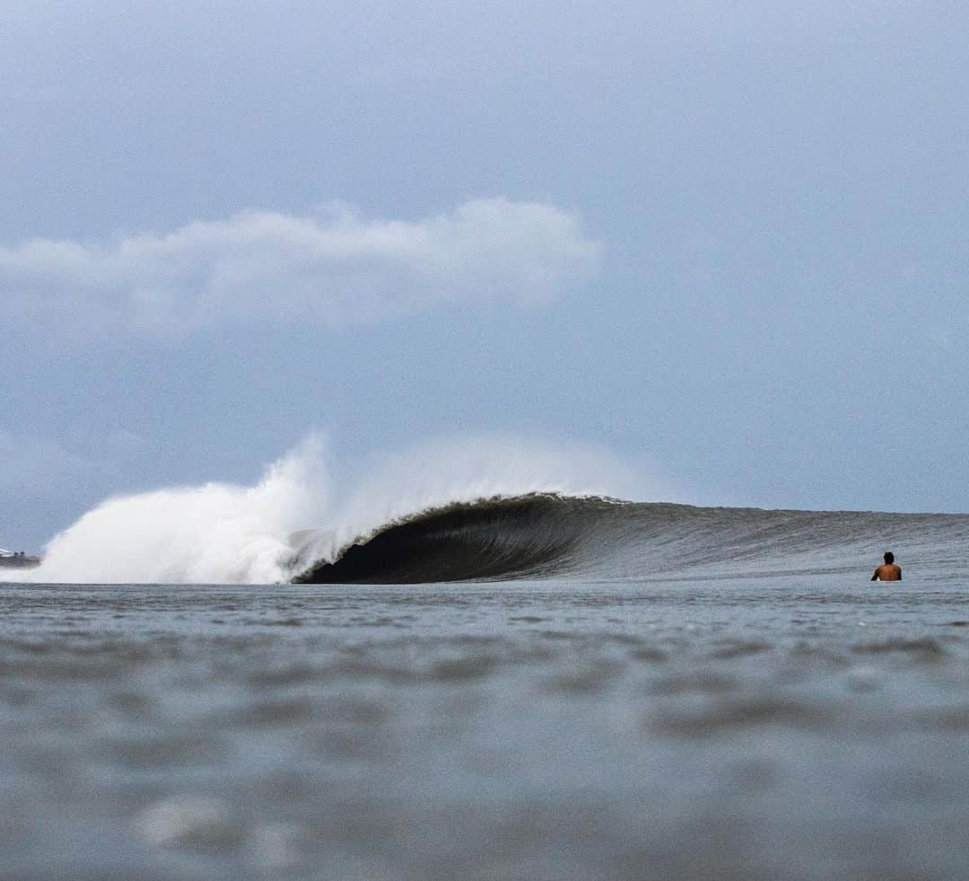 surflineさんのインスタグラム写真 - (surflineInstagram)「Good-Epic, Central Florida, September 4th: Hurricane Dorian leaves a moment of perfection in its rearview before continuing its march up the East Coast. “I’m exhausted from this storm and more than ready to see it disappear up off the coast,” said photog @natehphoto. “Praying for friends in the Outer Banks of North Carolina as this approaches them and sending my prayers and thoughts to the people of the Bahamas." Head to the site for a live Storm Feed as well as live cameras capturing Dorian’s approach to the Carolinas. 📷: @natehphoto」9月6日 7時49分 - surfline