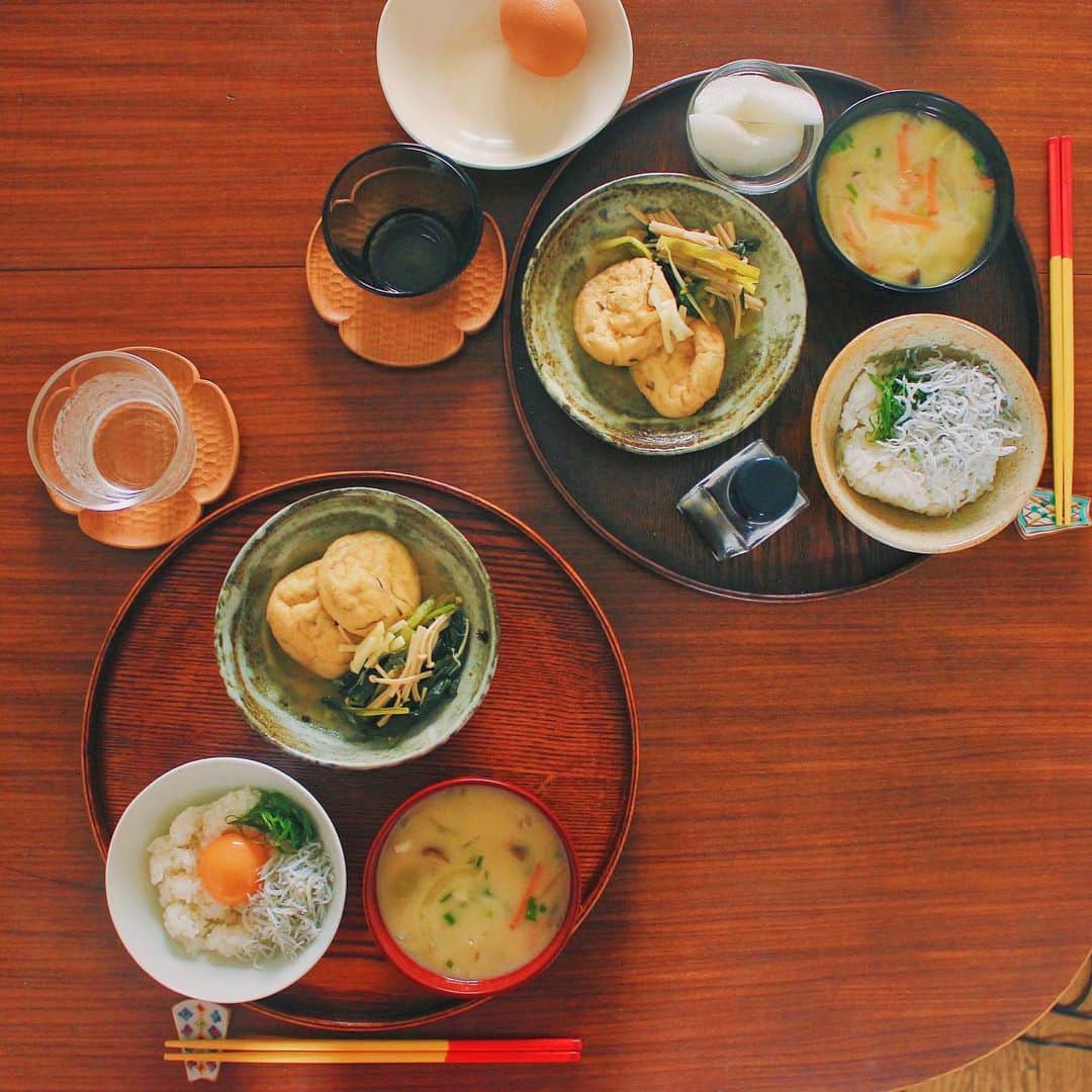 Kaori from Japanese Kitchenさんのインスタグラム写真 - (Kaori from Japanese KitchenInstagram)「しらす大葉の卵かけご飯で一汁一菜。新しいお茶碗は染付がお気に入り。 ・ おはようございます。 しらす大葉の卵かけご飯に 10分で作ったミニがんもの炊いたん。 野菜不足につき小松菜とえのきを追加。 炊いたんは京都のおばんざいでよく見ますよね。 おかずが少ない時は一汁一菜。 #土井善晴 さんの「一汁一菜でよいという提案」は つい何度も読み返してしまいます。 料理を頑張りすぎてる時に読むと いい感じに肩の力が抜ける本です。 帯の色はお味噌汁を意識した色らしい。 最後が謎の一人ブックレビューになりましたが ごちそうさまでした。 ・ 【おしながき】 しらすと刻み大葉の卵かけご飯ごはん 具沢山のお味噌汁 ミニがんも、小松菜、えのきの炊いたん 写ってないけど梨 ＊薬膳走り書きは今日お休みです＊ ・ Hi from Tokyo! Today’s Japanese Breakfast:Baked rice w/ baby sardines, shredded shiso leaves, and egg yolk, miso soup, simmered fried bean curd ball, Japanese spinach and enoki mushroom, and Japanese pears as dessert. ・ 2019.9.6 Fri ・ #japanesemeal #japanesefood #washoku #breakfast #朝ごはん #おうちごはん #早餐 #아침밥 #薬膳 #うつわ #和食器 #japonais #一汁一菜 #和食 #松浦ナオコ #高塚和則」9月6日 8時02分 - coco_kontasu