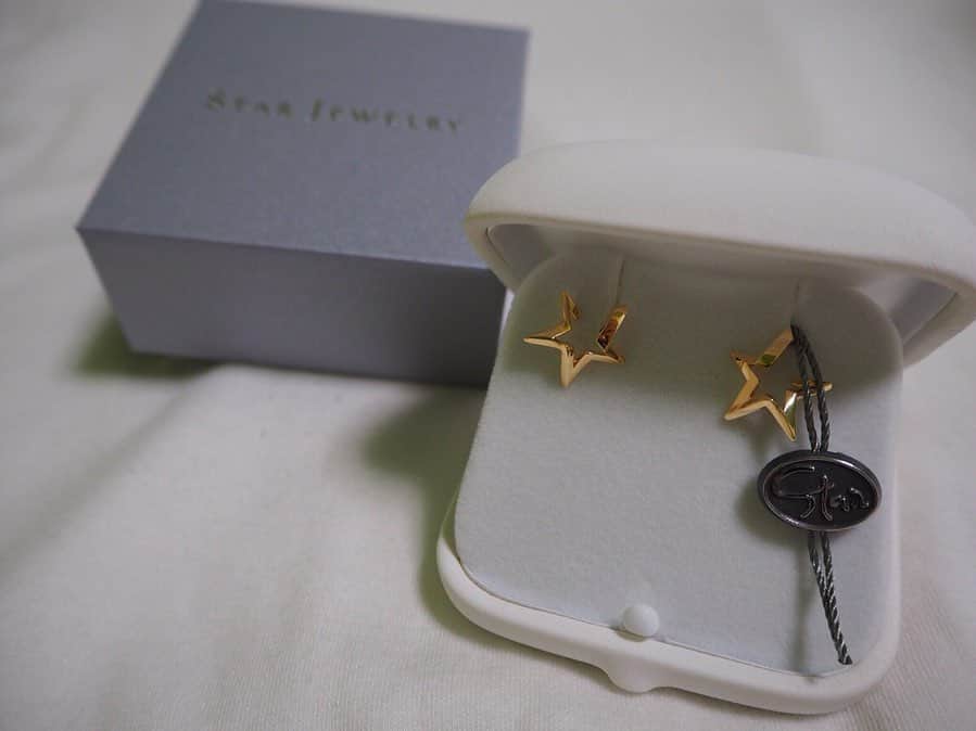 中村真緒のインスタグラム：「Star Jewelry @starjewelry_press の永井久美さんよりピアスを頂きました⭐︎ 中2の頃一目惚れをして腕時計を買って以来ずっと好きなブランドだったのでとても嬉しいです🤩 これをつけていろんな大会に出たいと思います🦋 #starjewelry #piace #climbing #bouldering #クライミング #ボルダリング」