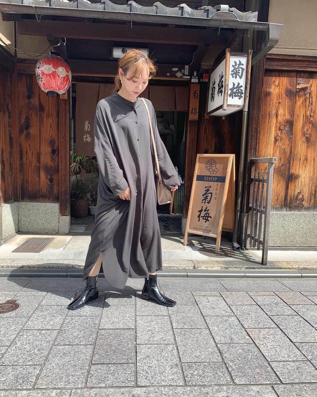 saanaaeのインスタグラム：「교토🍁 さいきん京都らしい町並みを 散歩するのが楽しい💭♡ いい季節だね☺️ さぁ!いよいよ今日から あきのNUE開始です🌾  #お問い合わせすごく頂いた昨日のOP #ダークグリーンの色味がうまく映らないけど #2.3枚目が近いかなぁ #でももうちょっと深めでほんとにいい色なんです🥺 #熱弁w #NUEbyas」