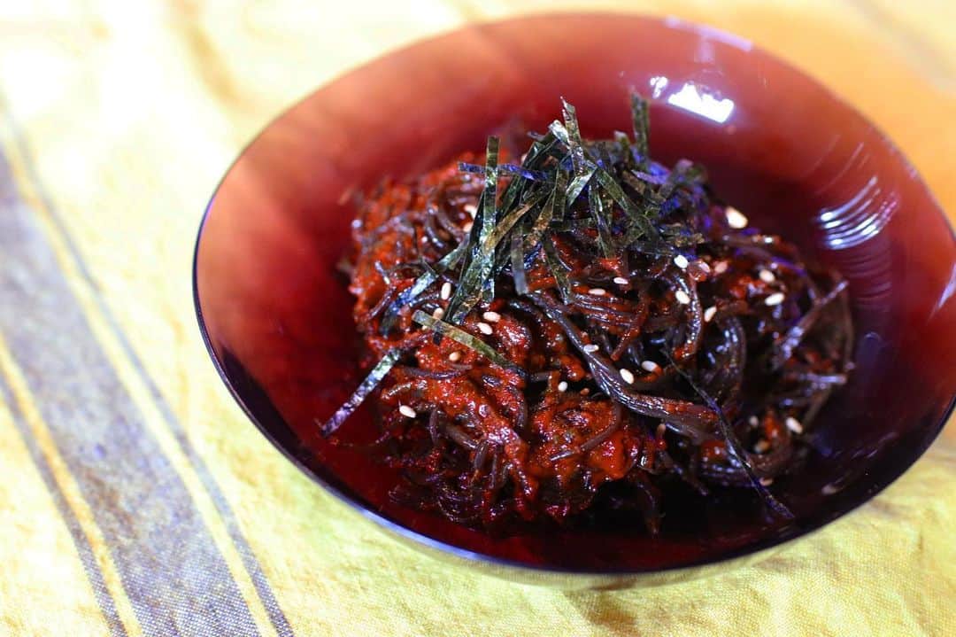 相馬絵美さんのインスタグラム写真 - (相馬絵美Instagram)「海藻麺のビビンコチュジャン和え！ 日本では売ってないプチプチした食感の#海藻麺 はローだし#ヘルシー 韓国料理レッスンでは#カプサイシン の持つ美肌の秘密にも触れていますが、最近本で読んでどうやら#美肌 #育毛 にも効果があるそうです。 いい事だらけ✨  #クロエズキッチン #クロキチ #料理教室 #レッスン受付中 #韓国料理」9月6日 8時16分 - somaemi