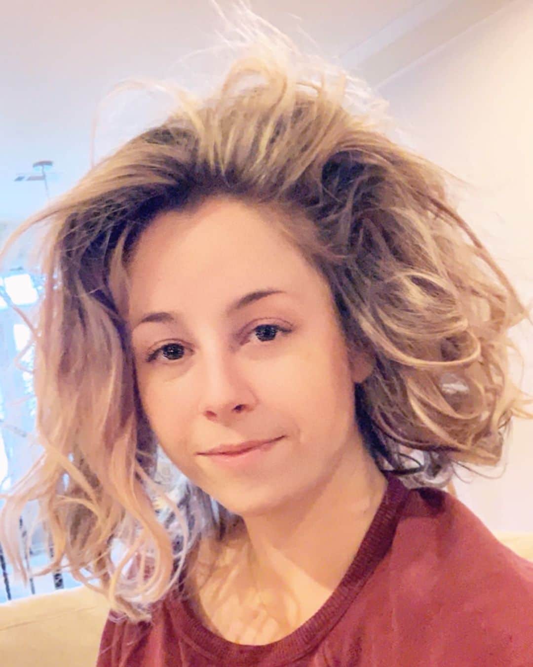 Tracy and Stefanieのインスタグラム：「Not every day can be a good hair day. 💁🏼‍♀️ I challenge you to instead of posting an edited selfie when you’re feeling most beautiful... post a real one and embrace your real self. Even when you’ve been on the couch all day blowing your nose till it’s raw! 😆 #human」