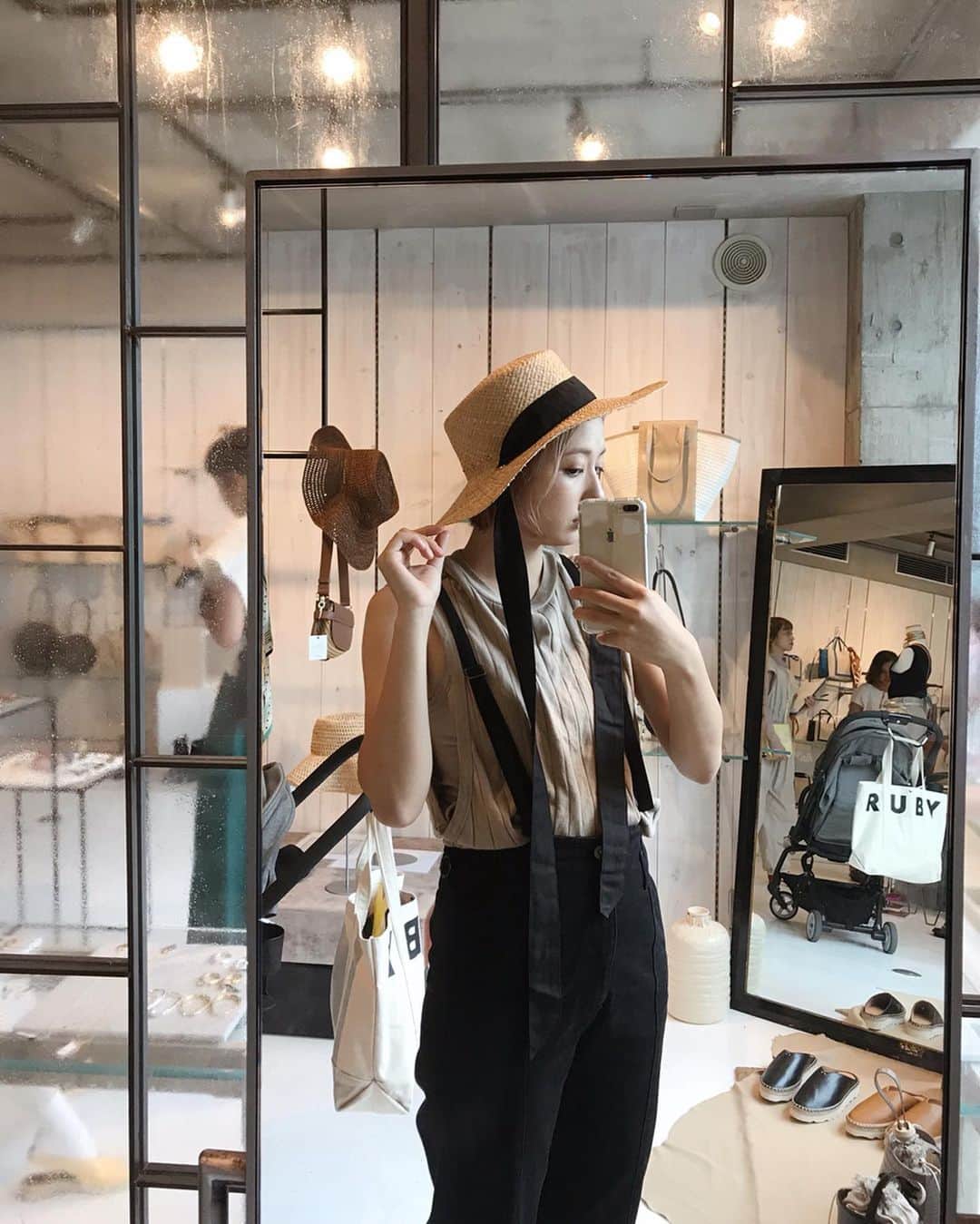 のインスタグラム：「@casselini_official の展示会へ。 来年の春夏アイテム、バッグもアクセも可愛いものだらけ🥭 いろいろオーダーさせていただきました。 この日つけて行ったフープのイヤリングもcasseliniのもの🔗 新ブランドの @hey_mrs_rose もすてきでした。 貝殻🐚のバレッタのインパクト ✴︎ ✴︎ ✴︎」