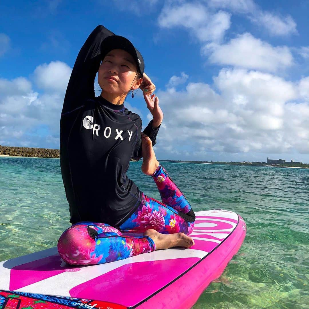 大下瞳美さんのインスタグラム写真 - (大下瞳美Instagram)「🤘🏾supyogalove 🤙🏽✨ . . . .  #supyoga #supyogateacher #supyogapose #yoga#yogaretreat #roxyfitness #roxyjapan #starboard #miyakojima#okinawa #サップヨガ#ヨガポーズ#島暮らし#海のある生活 #ヨガ講師#japan#supyogajapan#日本サップヨガ協会ひとみ #日本サップヨガ協会#島暮らし#宮古島ヨガリトリート#宮古島サップヨガリトリート#沖縄#石垣島#小浜島#離島#離島旅行」9月6日 8時19分 - hitomiooshita