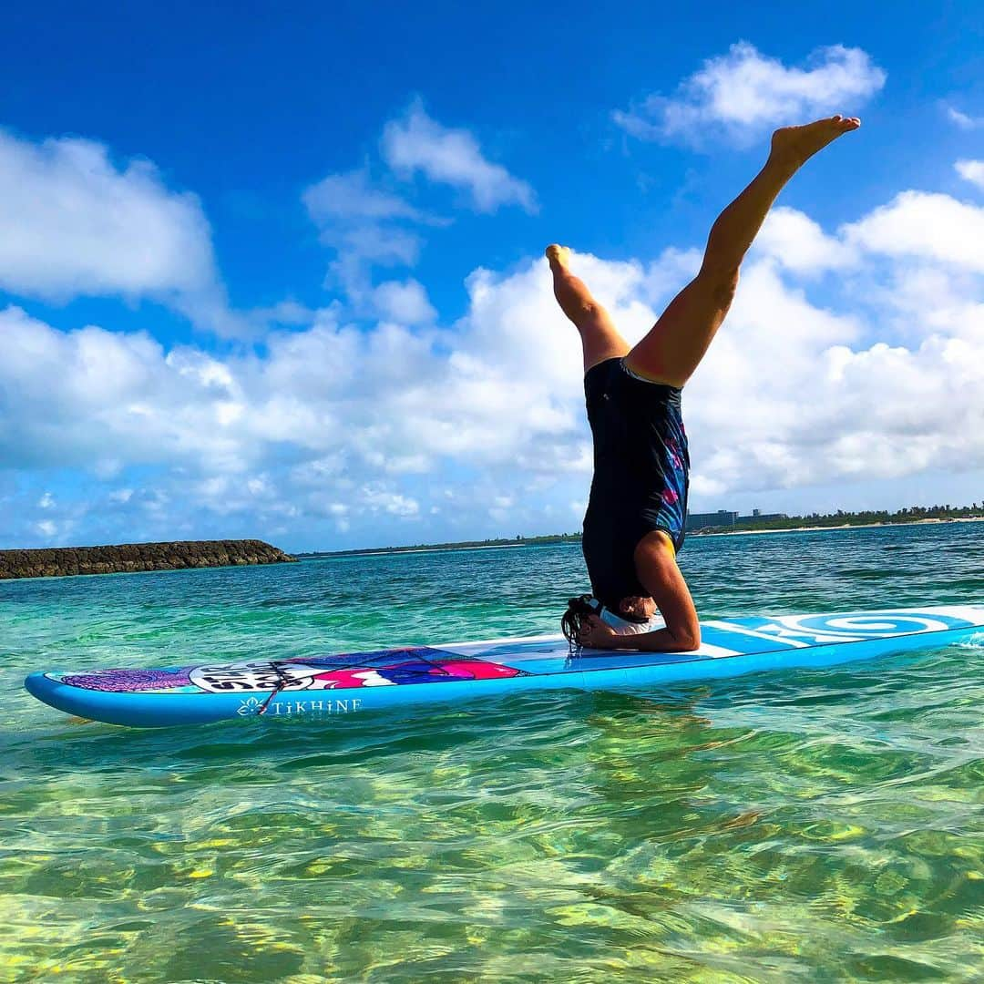 大下瞳美さんのインスタグラム写真 - (大下瞳美Instagram)「🤘🏾supyogalove 🤙🏽✨ . . . .  #supyoga #supyogateacher #supyogapose #yoga#yogaretreat #roxyfitness #roxyjapan #starboard #miyakojima#okinawa #サップヨガ#ヨガポーズ#島暮らし#海のある生活 #ヨガ講師#japan#supyogajapan#日本サップヨガ協会ひとみ #日本サップヨガ協会#島暮らし#宮古島ヨガリトリート#宮古島サップヨガリトリート#沖縄#石垣島#小浜島#離島#離島旅行」9月6日 8時19分 - hitomiooshita