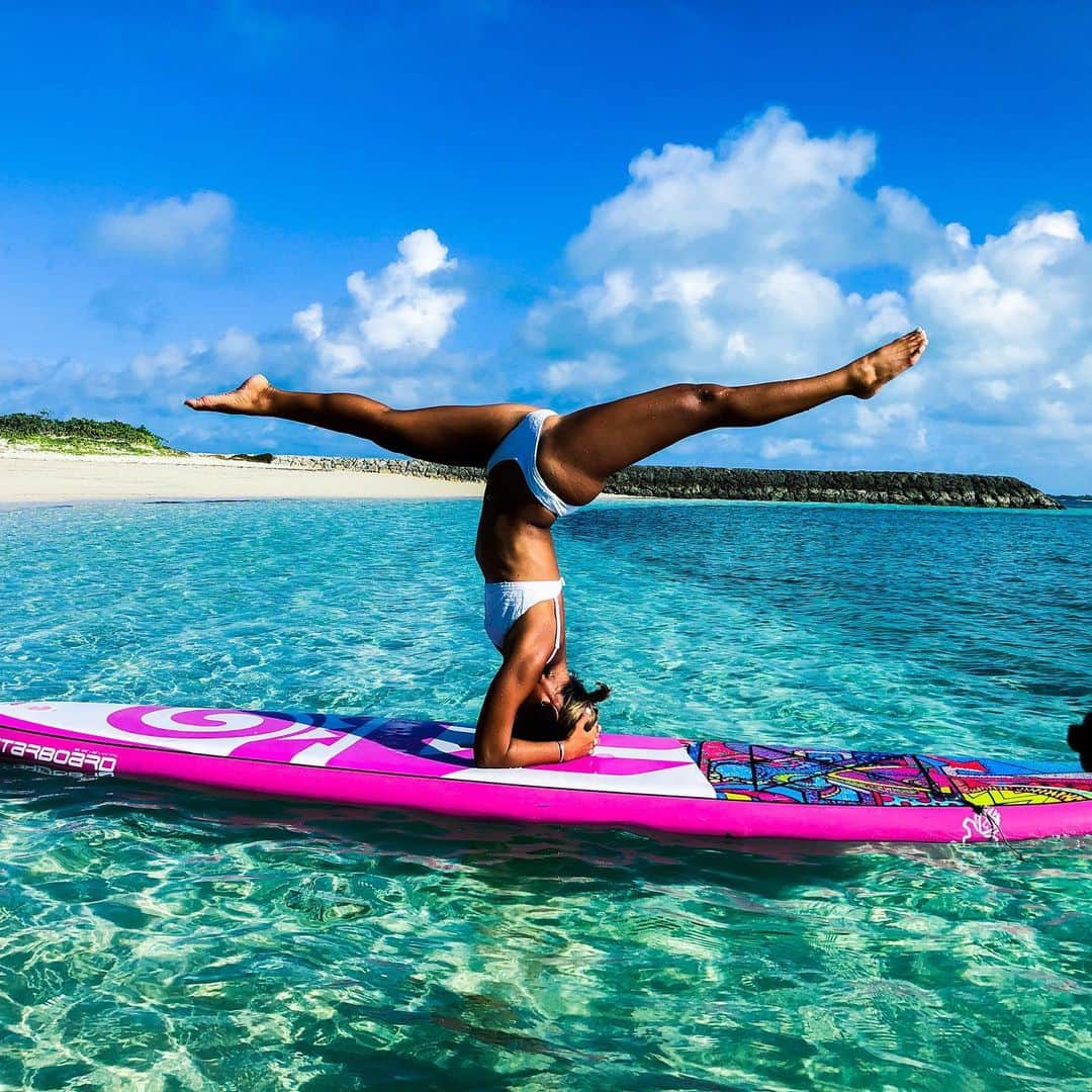 大下瞳美さんのインスタグラム写真 - (大下瞳美Instagram)「🤘🏾supyogalove 🤙🏽✨ . . . .  #supyoga #supyogateacher #supyogapose #yoga#yogaretreat #roxyfitness #roxyjapan #starboard #miyakojima#okinawa #サップヨガ#ヨガポーズ#島暮らし#海のある生活 #ヨガ講師#japan#supyogajapan#日本サップヨガ協会ひとみ #日本サップヨガ協会#島暮らし#宮古島ヨガリトリート#宮古島サップヨガリトリート#沖縄#石垣島#小浜島#離島#離島旅行」9月6日 8時19分 - hitomiooshita