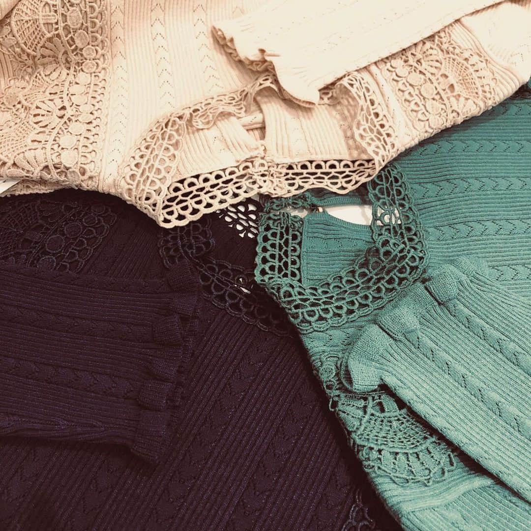 Bon mercerie_ボンメルスリー公式さんのインスタグラム写真 - (Bon mercerie_ボンメルスリー公式Instagram)「［新作入荷］ いつもありがとうございます！！ . １１月まで着れる 可愛い秋物入荷しました 🍁🍁🍁 . . ＊レース使いニット/ レーヨンが入ってサラッとした着心地。今から着れそうなニットです💕 ¥10,000+tax . . ＊ボタン付きフレアスカート/  腰まわりがスッキリ見えます✨ ¥10,000+tax . . 少しだけ秋の先取りコーデしませんか？ 是非お店に見にいらしてください😊✨ お待ちしております✨✨✨ . . ボンメルスリードアナトリエ 新宿ミロード店 0333495657 . . #新宿ミロード #ボンメルスリードアナトリエ #bonmerceriedeanatelier #秋探し #くすみカラー ✨ #トレンド #可愛い服 #スカート #レース #ニット #今すぐ着れる  #新作 #入荷 #お店に見にきてね😊💕」9月6日 8時32分 - anatelier_shinjukumylord