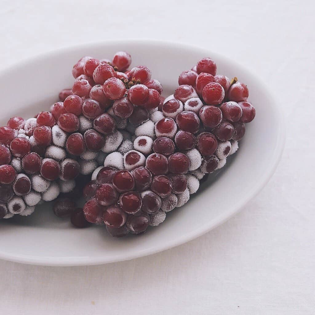 樋口正樹さんのインスタグラム写真 - (樋口正樹Instagram)「Frozen grape 🍇 . 朝食のフルーツに カチコチになった デラウェアを解凍。 . . #冷凍ぶどう #デラウェア #ぶどう #葡萄 #朝フルーツ #frozengrape #🍇」9月6日 8時24分 - higuccini