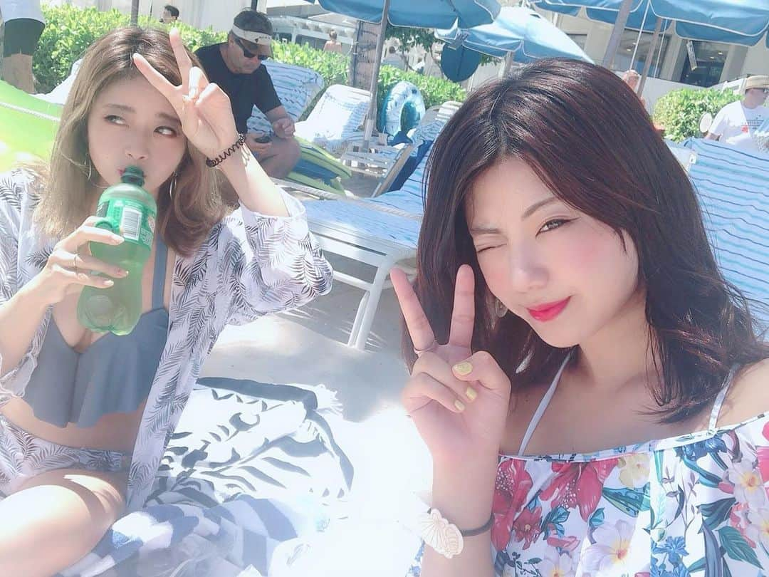 根本羽衣さんのインスタグラム写真 - (根本羽衣Instagram)「ゆかとビーチ🌴🏖 なんとか焼けないように焼けないように努めました。笑  #ハワイ #ワイキキビーチ #hawaiiwaikikibeach #hawaii🌴 #眩しい #👁」9月6日 8時26分 - ts_uichan1002