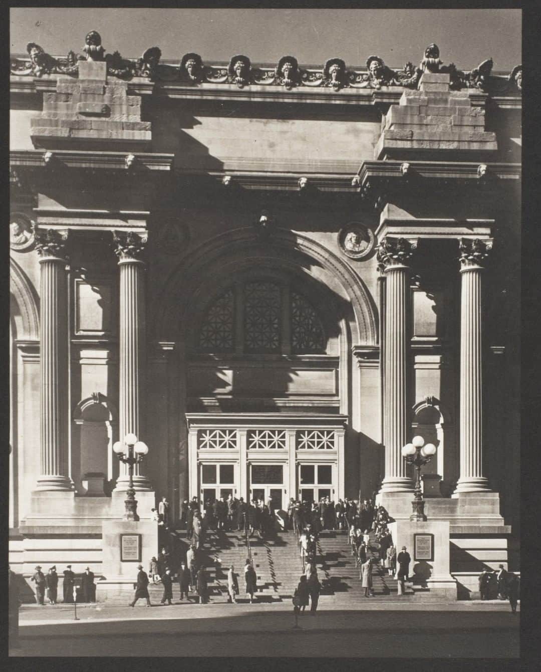 のインスタグラム：「#TBT 🏛️✨ Notice the niches in the spaces between the columns? In his original design for the Museum, architect Richard Morris Hunt intended to fill those spaces with sculptures, but his vision for the building was so ambitious and costly that several of his ideas were never carried out, including artwork in the niches. ⁣ ⁣⁣ Now, more than a century later, these niches on the historic facade of The Met Fifth Avenue will feature sculptures, as part of a new annual artist commission series. ⁣⁣ ⁣⁣ The series kicks off next week with the work of Kenyan-American artist #WangechiMutu, whose sculptures will be on view from Monday, September 9 through January 12, 2020. 👆 Learn more in our IG Story and at the link in bio. ⁣⁣ ⁣⁣ 📸 Charles Sheeler (American, 1883–1965). The Metropolitan Museum of Art facade detail, 1942. Platinum print. © Charles Sheeler. #TheMet #MetWangechiMutu」