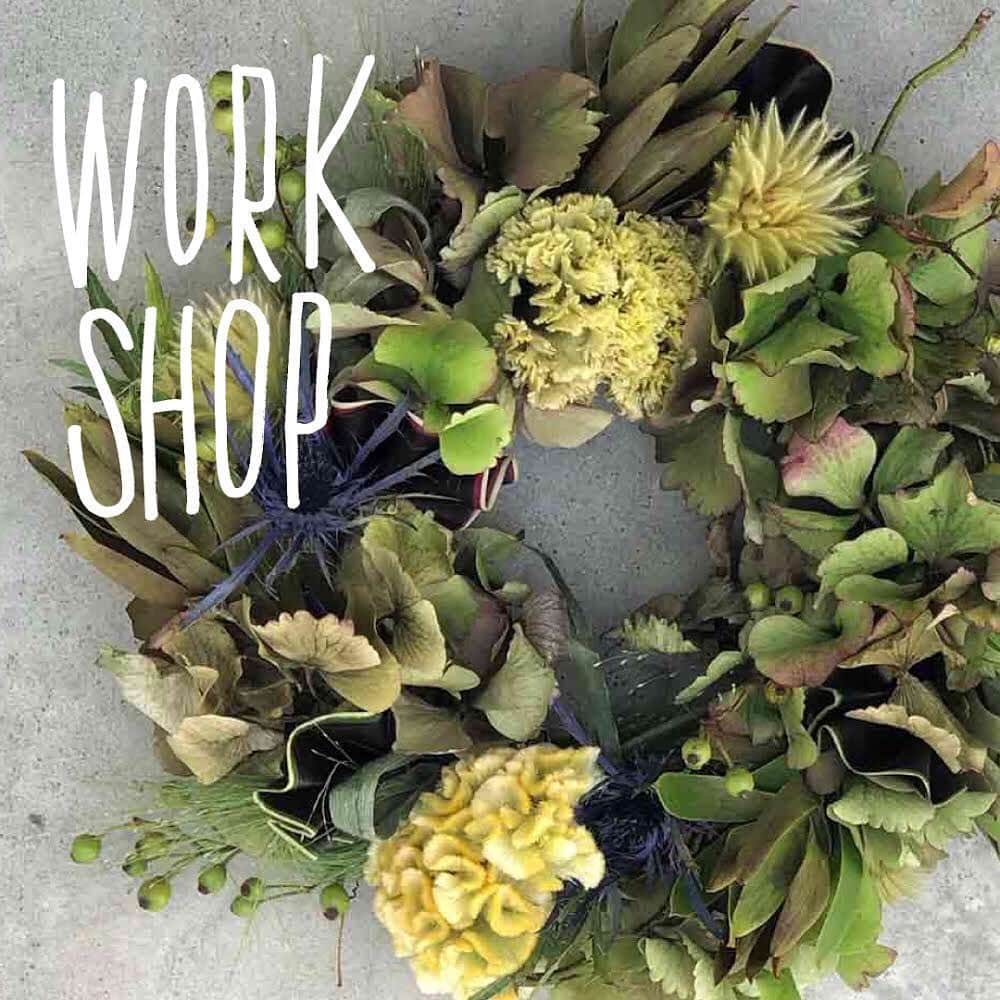 のインスタグラム：「＜WORKSHOP-Jiyugaoka.Hibiya＞ . フラワーコーディネーターの山本文さんを講師にお迎えする月に1回のワークショップ。今回は季節のお花を使った「初秋のフレッシュリース」を作ります。 . 少しずつ夏の終わりを感じるようになってきました。今回のリースは飾りながらドライになり、その変化もたのしんでいただけます。ひとあし先にお部屋で秋を感じませんか。 . 山本文さん 初秋のフレッシュリースづくり ワークショップ 日程：9月11日 (水)  時間：19:00-20:30 場所：Hibiya . 山本文さん 初秋のフレッシュリースづくり ワークショップ 日程：9月12日 (木)  時間：11:30-13:00 場所：Jiyugaoka . *大きさは約23cmです。 *当日使う花材は画像と異なる場合があります。 *Jiyugaoka、Hibiyaでの開催です。ご予約などお間違いのないようにご注意ください。 *お申し込みは、Peatixサイトからのみとなります。 *詳細はトップURLからご確認ください。 →@cibone_ts . #todaysspecial #トゥデイズスペシャル # 東京ミッドタウン日比谷」