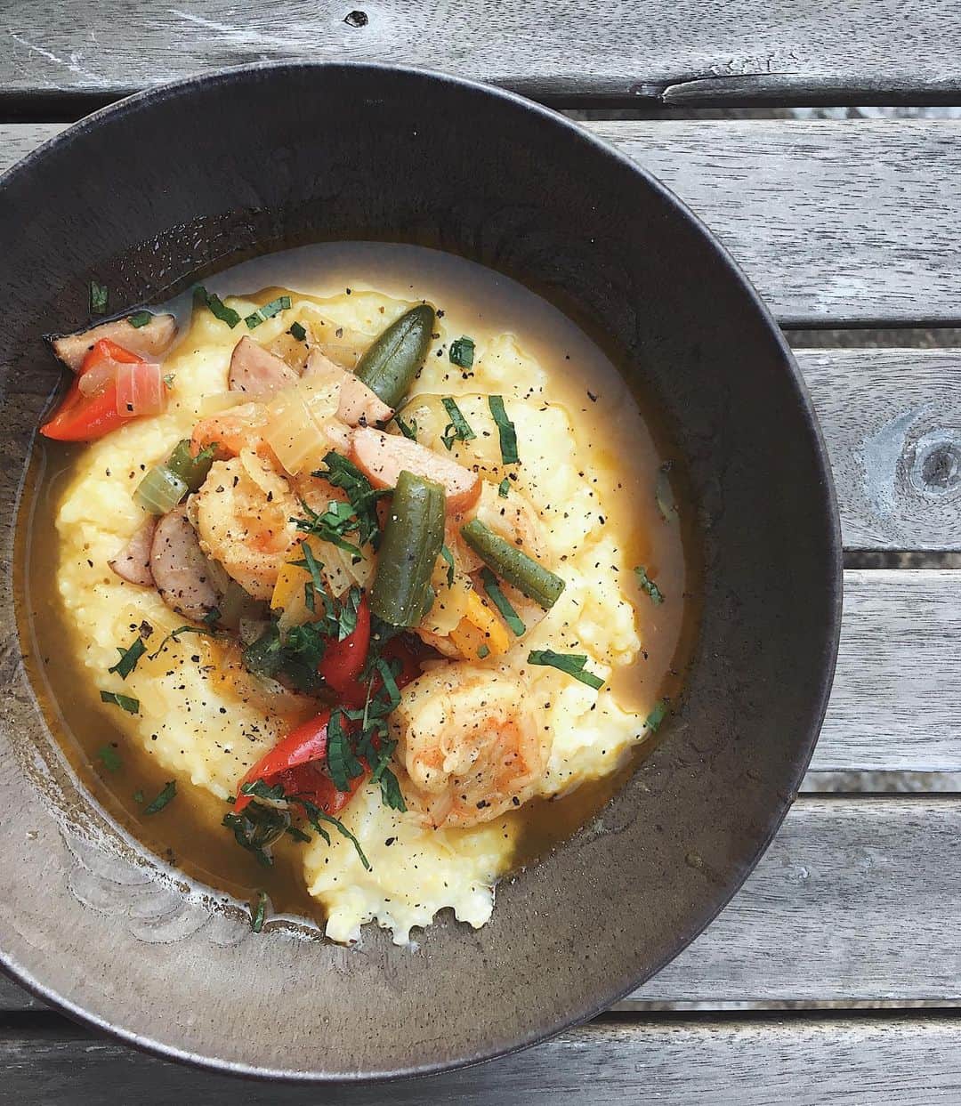 miyoのインスタグラム：「・ shrinp and grits  アメリカ南部料理を友達のママ友(アメリカ人)に教えてもらった。  いろんなコツを教えていただき、目から鱗な技がいっぱい。  やったぁ。 絶対賢くなった、わたし。  このお料理は日本に持って帰りたい。 めっちゃ美味しい。  夫と、これはもっと少なめがいい、これはなくてもいいんじゃない？などと話しながら食べた。  次は色々変えてみよう。」