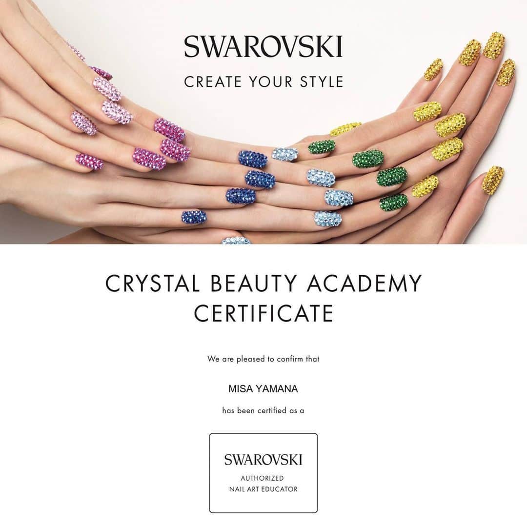 のインスタグラム：「【お知らせ📣】﻿ この度、とても光栄な事に﻿ 世界中を魅了する  SWAROVSKI社の﻿ 認定 インストラクターに﻿ 就任致しました✨✨﻿ ﻿ @swarovski ﻿ @swarovski.createyourstyle ﻿ ﻿ すでにアメリカ🇺🇸、イギリス🇬🇧などで開催されている﻿ 「スワロフスキーネイルアカデミー」﻿ 全世界で開催に伴い﻿ ﻿ 日本でも開催スタート致します‼️﻿ ﻿ 認定インストラクターは﻿ なんと！各国に1名しか選ばれません。﻿ ﻿ 日本は🇯🇵 5名のインストラクターが﻿ 選ばれました。﻿ ﻿ 私 を含め﻿ @takano_naoko  @ryo_kitamura  @rrieenee  @riyo1621 ﻿ ﻿ ﻿ こちらのスワロフスキーネイルアカデミーは﻿ スワロフスキーのブランドを知っていただき﻿ スワロフスキー®・クリスタルを使用して﻿ ネイルのデザインにさらなる可能性と﻿ クリエイティビティーをもたらすことを﻿ 目指したアカデミープログラムです。﻿ ﻿ ﻿ 【セミナー内容】﻿ スワロフスキーの知識を徹底マスター！﻿ 使用方法のレクチャー、応用﻿ オフやコーティング、ピクシーの使用法など﻿ 盛りだくさんで お伝えさせていただきます。﻿ ﻿ このアカデミーの最大の特典‼️﻿ セミナー受講者様には﻿ 限定オリジナルバッグや非売品アイテム﻿ スワロフスキー®︎のディプロマを発行！﻿ こんなに沢山！？と大満足頂けるグッズ付﻿ ﻿ ﻿ 長年愛用しているスワロフスキーの魅了を﻿ インストラクターとして丁寧にお伝えさせて頂きます。﻿ ﻿ セミナー詳細は追って詳しくお知らせ致します。﻿ ﻿ ﻿ ネイルパートナー 大阪店様﻿ ライフビューティー様﻿ で年内 12月頃 開催予定です。﻿ ﻿ 今後の展開をお楽しみに✨✨」