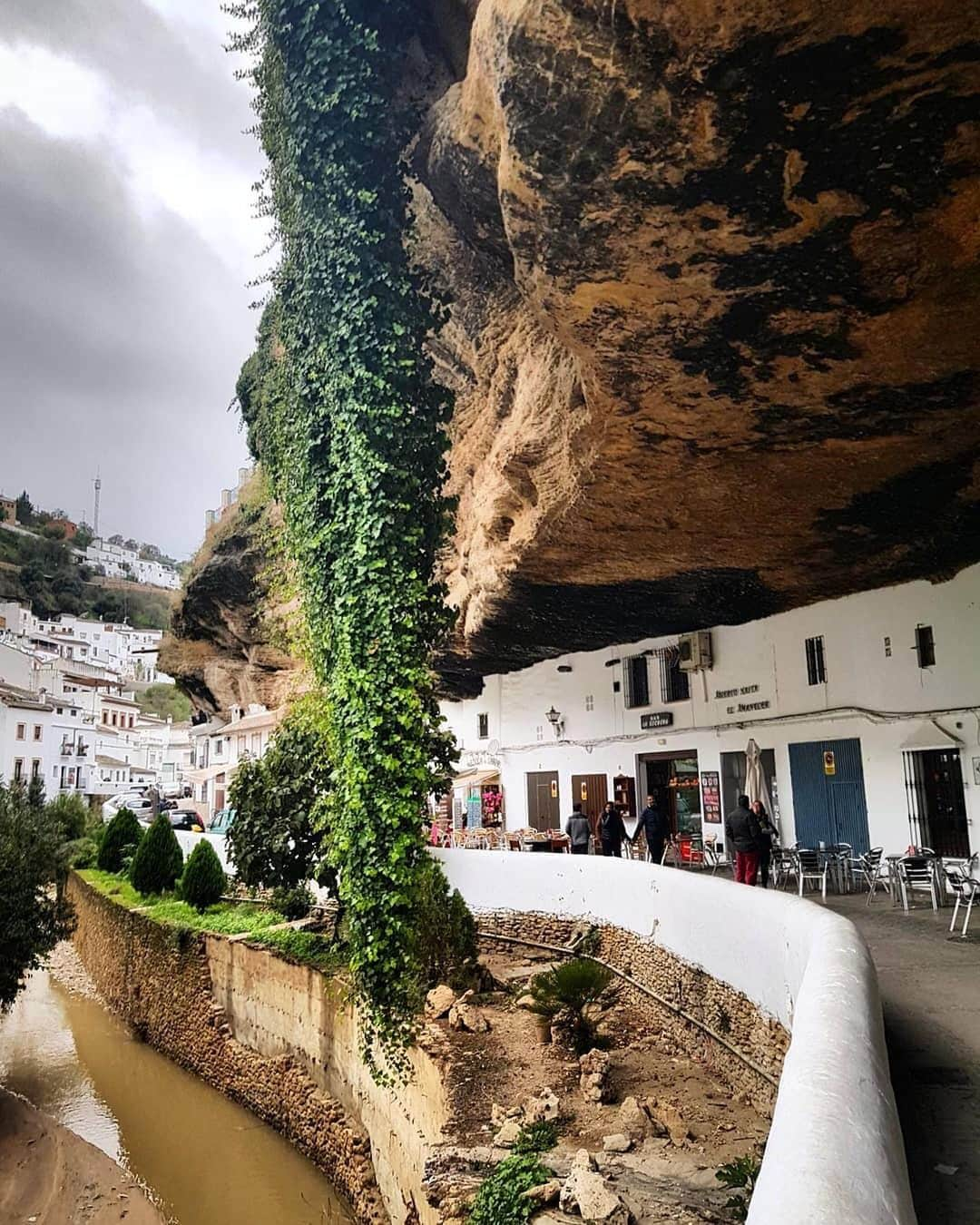 Earth Picsさんのインスタグラム写真 - (Earth PicsInstagram)「🙌🏼🙌🏼🙌🏼 to @blan_kiss for capturing these amazing shots of Setenil de las Bodegas. A town in southern Spain 🇪🇸 known for its whitewashed houses built into the surrounding cliffs. The town's hilltop castle was once an Arab fortress. . . . . . . . #travelphoto #photoaday #photoofday #photographie #worldplaces #traveling #igtravel #snapshot #piccollage #photography #earthpix #earth #goexplore #travelingtheworld #travel_drops #travelbuddy #worldtravel #photographerlife #travelworld #earthpics #earthshots #lovephotos #femmetravels #wildernessquest #passporttravel #lonleyplanet #photography #fotodeldia」9月6日 9時05分 - earthpix