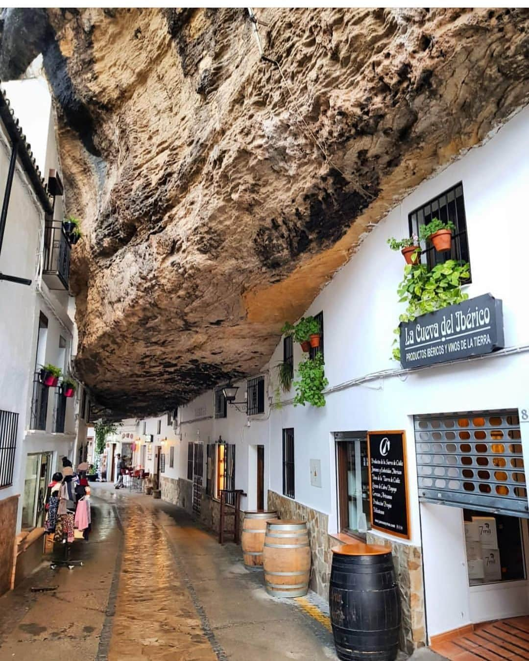 Earth Picsさんのインスタグラム写真 - (Earth PicsInstagram)「🙌🏼🙌🏼🙌🏼 to @blan_kiss for capturing these amazing shots of Setenil de las Bodegas. A town in southern Spain 🇪🇸 known for its whitewashed houses built into the surrounding cliffs. The town's hilltop castle was once an Arab fortress. . . . . . . . #travelphoto #photoaday #photoofday #photographie #worldplaces #traveling #igtravel #snapshot #piccollage #photography #earthpix #earth #goexplore #travelingtheworld #travel_drops #travelbuddy #worldtravel #photographerlife #travelworld #earthpics #earthshots #lovephotos #femmetravels #wildernessquest #passporttravel #lonleyplanet #photography #fotodeldia」9月6日 9時05分 - earthpix