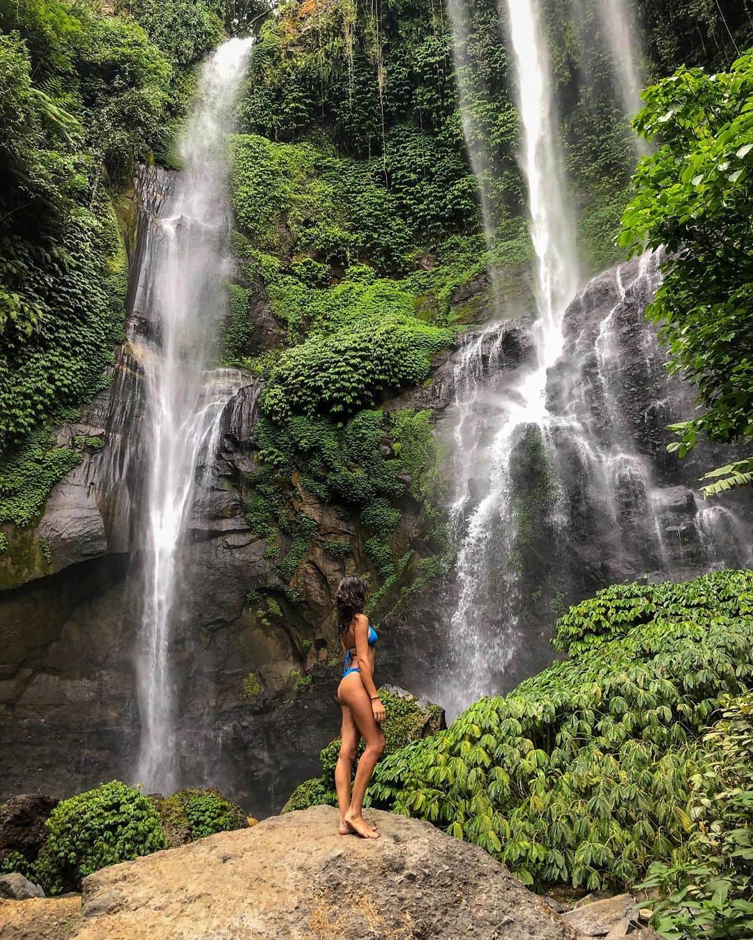 キラ・サントーロのインスタグラム：「Look at Mother Nature guys!!! Isn’t she so beautiful?! We must protect her at all costs.」