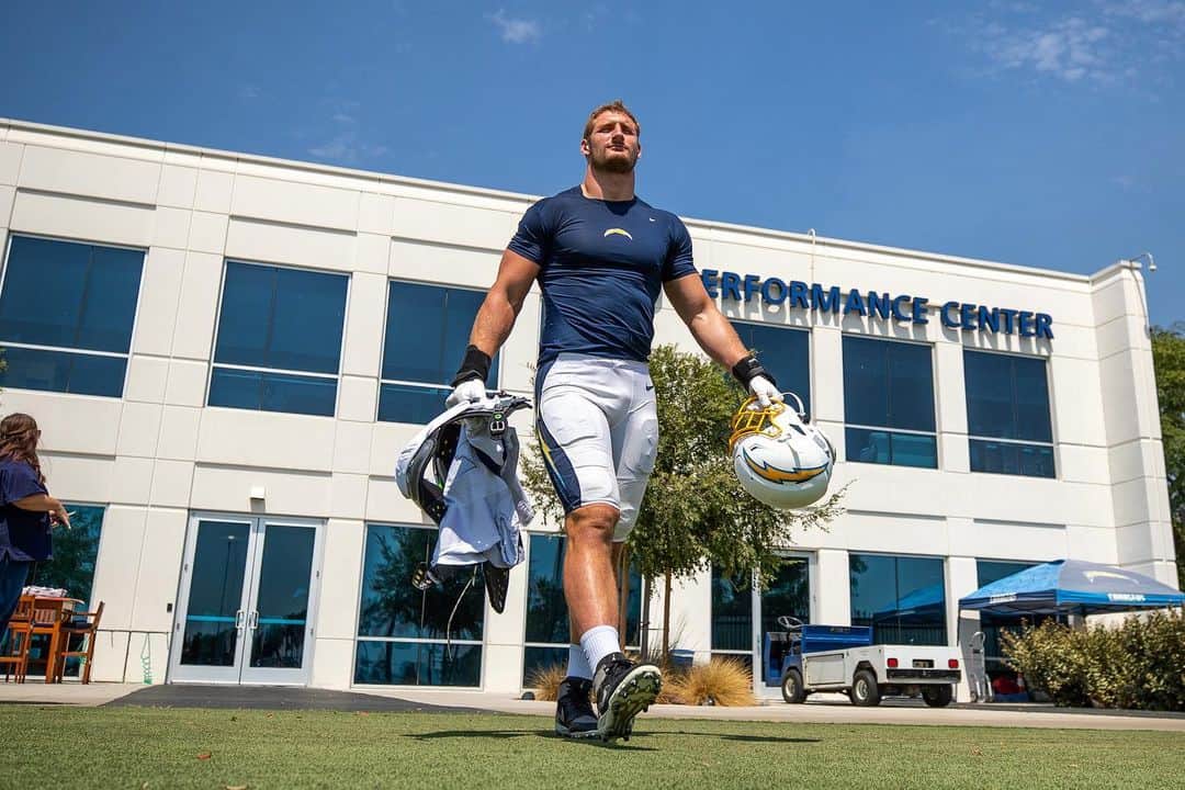 ジョーイ・ボサのインスタグラム：「Strolling into week 1 like...」