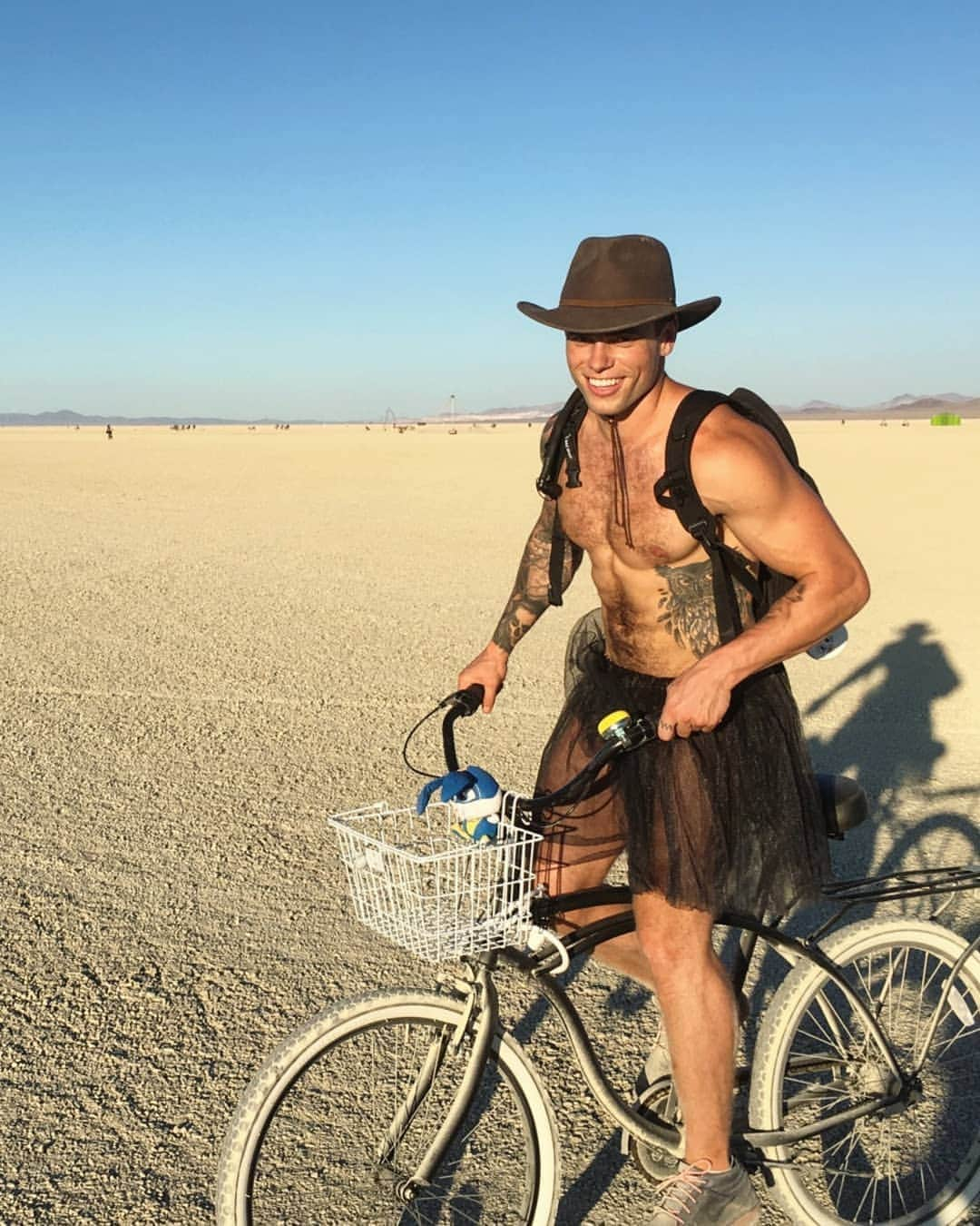 ガス・ケンワージーさんのインスタグラム写真 - (ガス・ケンワージーInstagram)「My first Burning Man experience was nothing short of pure magic. From start to finish the week offered more than I could've ever imagined or hoped for and delivered everything that I needed. I laughed a lot, cried more than I'd care to admit and truly danced from sundown to sunup. I made new friends, saw old ones and welcomed the catharsis that the playa can provide. And, since Burning Man is all about community, here are a bunch of pictures of me mostly by myself... ✌🏼🔥🕺🏼🔮✨🚀👽🏕️ #burningman」9月6日 9時17分 - guskenworthy