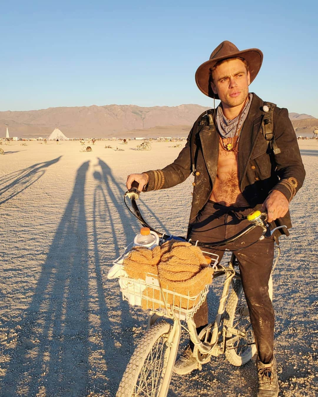 ガス・ケンワージーさんのインスタグラム写真 - (ガス・ケンワージーInstagram)「My first Burning Man experience was nothing short of pure magic. From start to finish the week offered more than I could've ever imagined or hoped for and delivered everything that I needed. I laughed a lot, cried more than I'd care to admit and truly danced from sundown to sunup. I made new friends, saw old ones and welcomed the catharsis that the playa can provide. And, since Burning Man is all about community, here are a bunch of pictures of me mostly by myself... ✌🏼🔥🕺🏼🔮✨🚀👽🏕️ #burningman」9月6日 9時17分 - guskenworthy