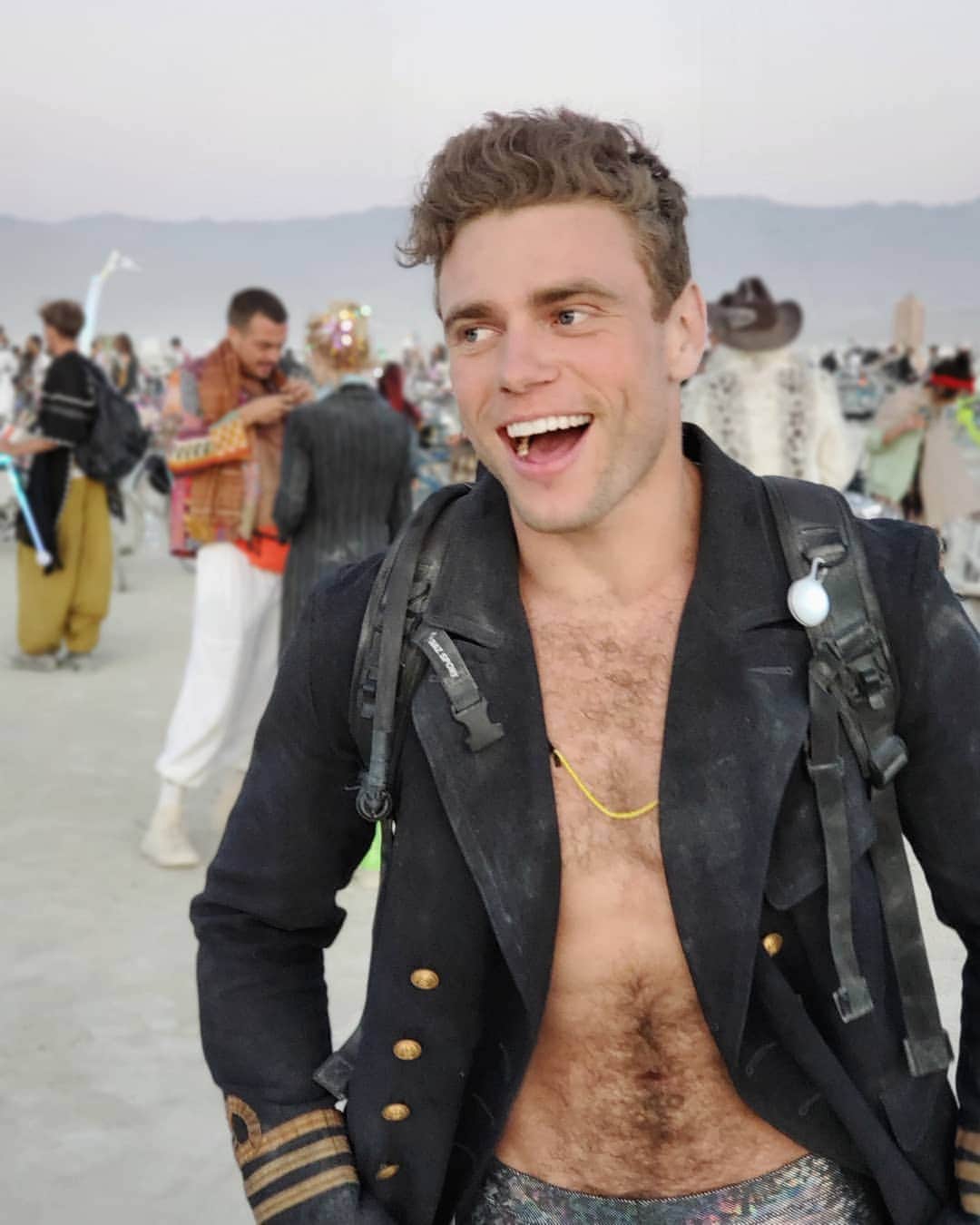 ガス・ケンワージーのインスタグラム：「My first Burning Man experience was nothing short of pure magic. From start to finish the week offered more than I could've ever imagined or hoped for and delivered everything that I needed. I laughed a lot, cried more than I'd care to admit and truly danced from sundown to sunup. I made new friends, saw old ones and welcomed the catharsis that the playa can provide. And, since Burning Man is all about community, here are a bunch of pictures of me mostly by myself... ✌🏼🔥🕺🏼🔮✨🚀👽🏕️ #burningman」
