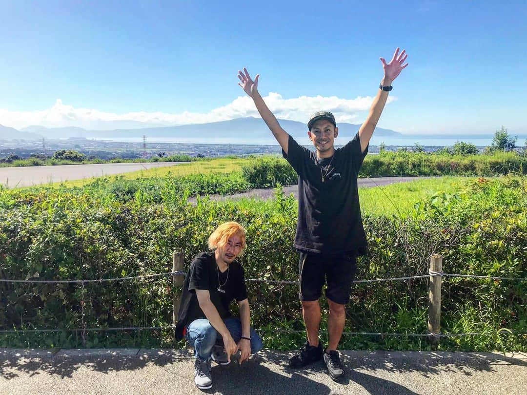 のインスタグラム：「おはよう！！ 名古屋に向かう！！ ここまできたらもう楽しむしかない！！ 今日のイベントはロッカーが使えなくて先行物販の時間から、クロークになるらしいんでよろしくお願いします！  #stuw #live #静岡 #新アー写」