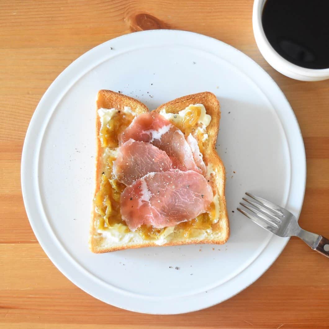 山崎佳のインスタグラム：「Today’s breakfast. クリームチーズとルバーブジャムと生ハム。今年作った分のルバーブのジャムはこれで終わり。また来年作ろう。」