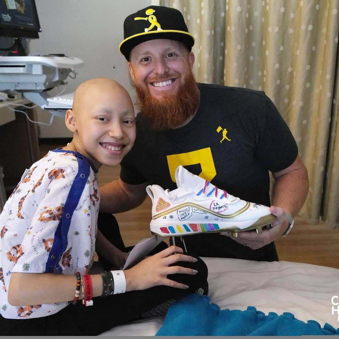 ジャスティン・ターナーさんのインスタグラム写真 - (ジャスティン・ターナーInstagram)「‪September is #ChildhoodCancerAwarenessMonth and on the 7th I’ll be wearing these custom @adidasbaseball cleats designed by a couple of new friends from @childrensla 🎗 ⠀⠀⠀⠀⠀⠀⠀⠀⠀⠀⠀⠀ 📸: @jon.soohoo」9月6日 9時20分 - redturn2