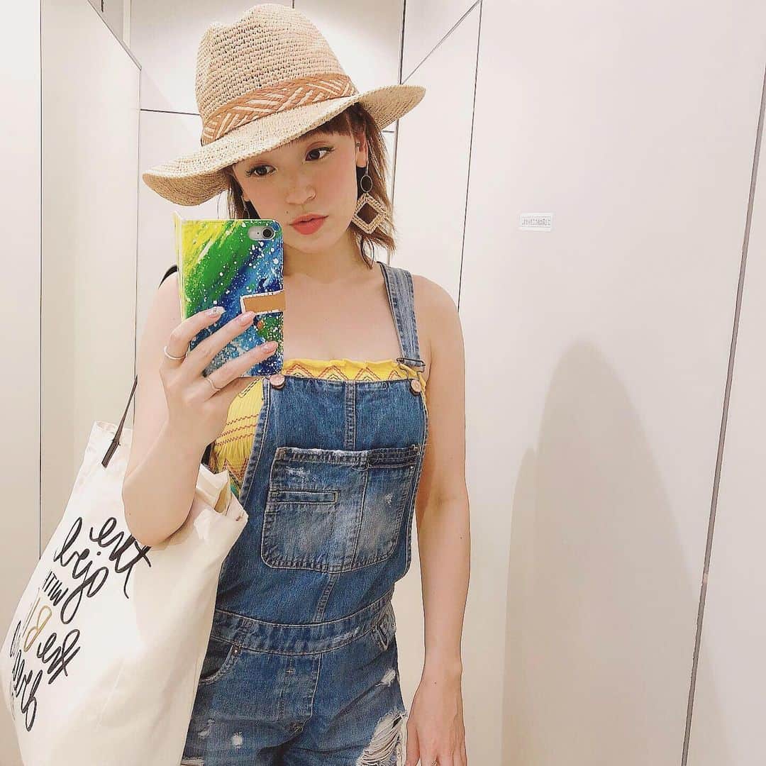 のインスタグラム：「今日は久々夏日だね☀️ 台風も近づいてるみたいだから みんなくれぐれも気をつけて 週末〜週明け過ごしてねー！  明日は家族と久々に1泊海の方に旅行へ行くから どうか天気良くなりますように🙏 ・ ・ あっこの可愛いピアスは今お気に入りの @good_day_rui  のだよ🌝💛 ・ ・ ネイルは @nailmix_and_es  で今年最後のSummerネイルにしてきました🎐 今回はめちゃ久しぶりに形をスクエア変えて、 コーラルピンクとオーロラのラメホログラムでキラキラさせてみたよ✨2000年代前半デビュー当時を思い出す懐かしスタイルで最高🤘💕 ・ ・ #nailmix #summernail #goodday #overall  #オーバーオールコーデ」