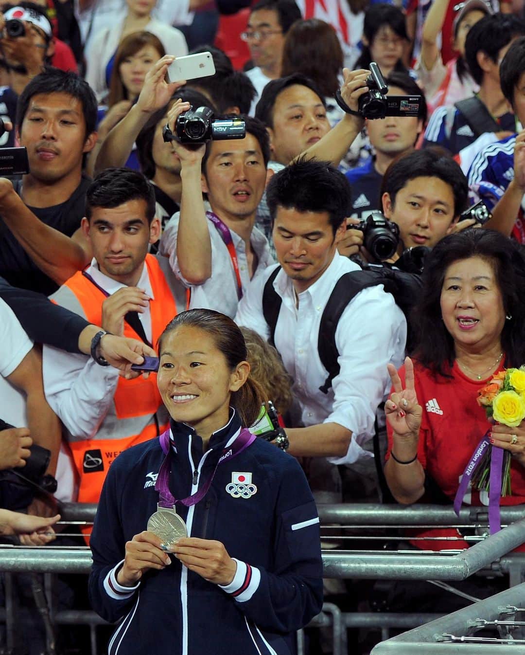 国際オリンピック委員会さんのインスタグラム写真 - (国際オリンピック委員会Instagram)「本日は、女子サッカー日本代表としてロンドン2012で銀メダルを獲得した澤穂希さんのお誕生日です🤩🎊 おめでとうございます！  #olympics @japanfootballassociation」9月6日 9時29分 - gorin