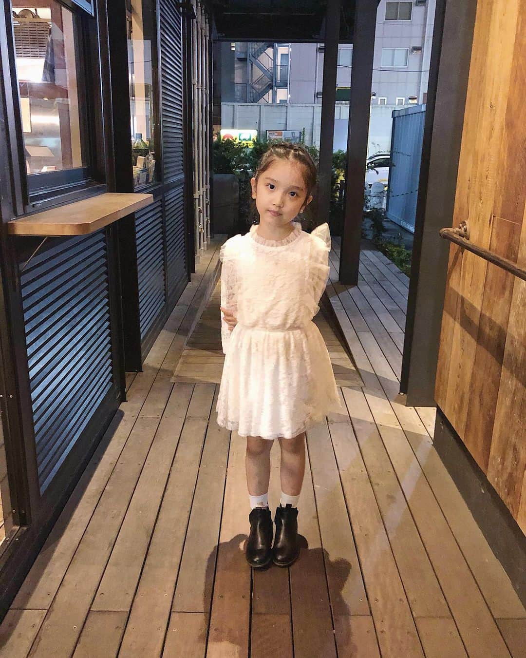 丸山悠美さんのインスタグラム写真 - (丸山悠美Instagram)「いつもDMでいただく子供服はどこで買いますか？という質問👧🏻﻿ ﻿ ネットショップだと ﻿ Babyshop @babyshop をよく見ています！﻿ ﻿ 着ているのは新作ページで見つけた﻿ @tocotovintage のワンピース。 身長117cmで6yを買ったらピッタリだったので7yでも良かったかな？﻿ ﻿ 海外通販なのですが届くのが早いし﻿ お洒落着やブランド子供服、﻿ わりとお手頃なのもあって﻿ 見つけるのが楽しい💕﻿ ﻿（スワイプして下さいね  バッグや靴など小物、子供用家具やオモチャなど﻿ 国内では買えないような可愛いデザインで気に入っています。﻿ ﻿ あ、こういうの探してた〜！！！﻿ というのが見つかる👌🏻﻿ ﻿ 自分の服より子供服ばかり見てしまう。﻿ あぁ子供服って何故こんなにも可愛いのか❤️﻿ ﻿ ------------------------------------﻿ 日本上陸１周年を記念したサンキューキャンペーン﻿ 新規メルマガ会員に登録した方から﻿ 抽選で総額125万円分のクーポンをプレゼント！（100ユーロ×100名）﻿ キャンペーン：〜９月３０日（月）﻿ @babyshop﻿ ------------------------------------﻿ ﻿ #babyshop #tocotovintage #ベイビーショップ#fashion  #子連れ #子供服 #ママ #親子 #6歳 #カジュアル #女の子ママ #baby #happy #girl #kids #mama #kidsfahion #子供服 #ベビー服 #秋服 #小学生ママ #ワンピース #キッズコーデ #キッズ #女の子服 #親バカ部 #コーディネート #カフェ #北欧#こどものいる暮らし」9月6日 9時39分 - maruyumi