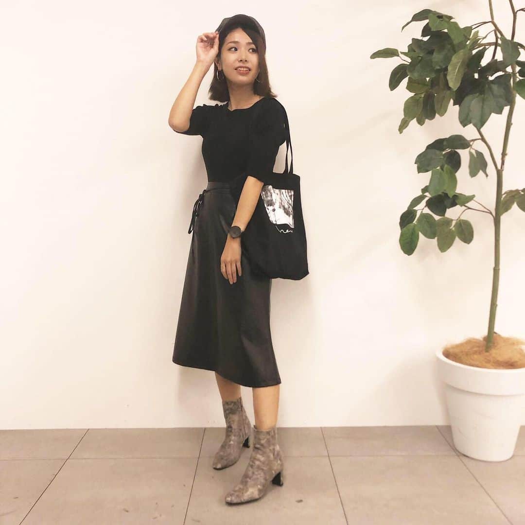 片桐優妃さんのインスタグラム写真 - (片桐優妃Instagram)「いつもお世話になっている玉屋さんの#試着会 へ👗 . 私の数少ない通勤・営業服は玉屋さんのものが多いです🙋‍♂️ . #2019FW のアイテムもとってもかわいくて、見てるだけでも楽しかった😍いくつかオーダーしたから着るのが楽しみだなぁほんと秋服早く着たいからもう涼しくなってほしい🧡 . #mewsrefinedclothes #ミューズ試着会レポ19fw #ミューズootd #モノトーンコーデ」9月6日 9時51分 - yuki710
