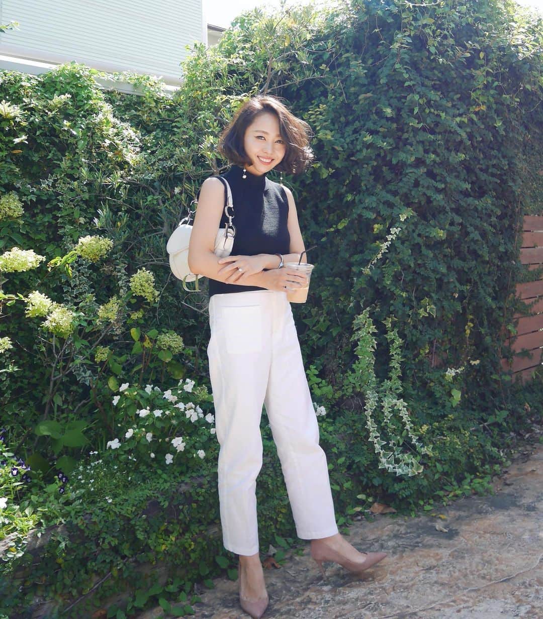 のインスタグラム：「・ おはようございます☀️ 昨日は久々にヒール履いたら足がもげそうでした🤪 あんなにヒール人間やったのになぁ😅 ・ パンツは、 @real_closet_official の撮影で履いて気に入った#カトルナフ のもの。 この前セールになってたから買いました✌️イェイ ・ あと、diorのバッグ、これ確か大学生の時に買ってもらったものなんだけど、今持てるやんと思って10年ぶり位に持ってみた😆 我ながら物持ちいいw __________________________ #ootd #coordinate #コーディネート #outfit #fashion #ファッション #コーデ #aki_mamalife #ママコーデ」