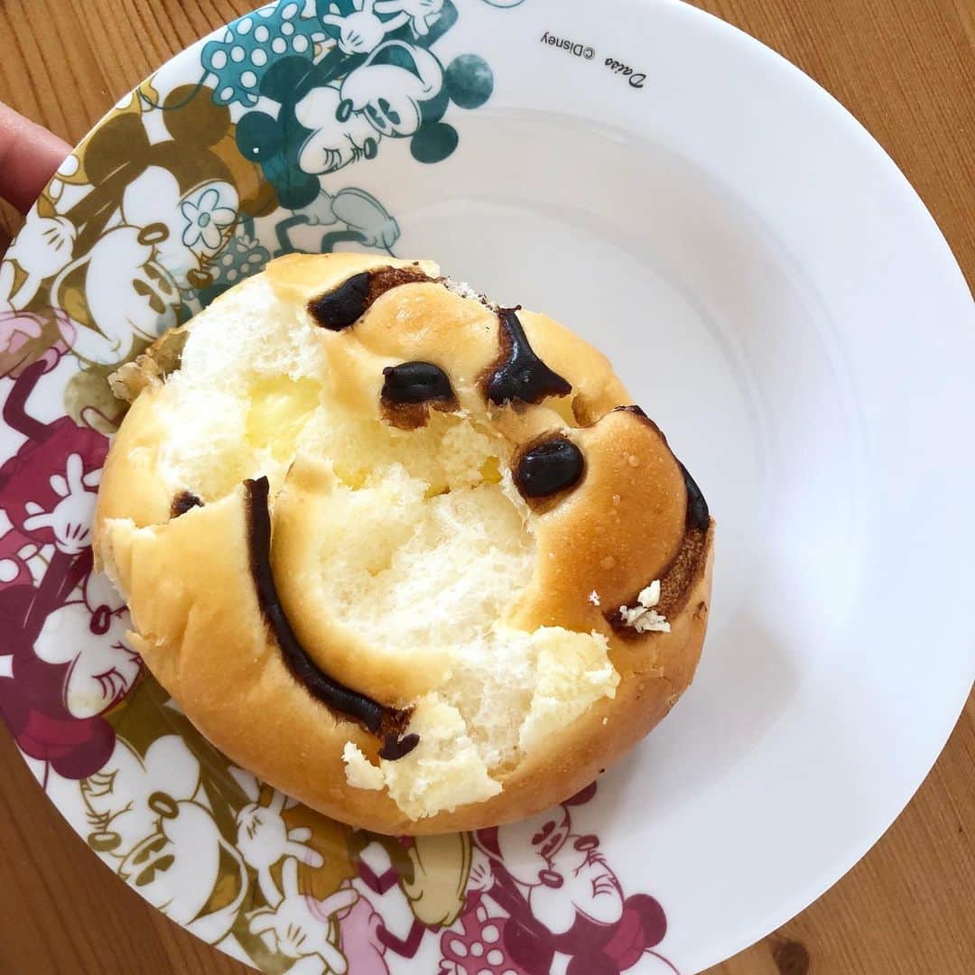 秋定麻紀子さんのインスタグラム写真 - (秋定麻紀子Instagram)「えーーーーーーー。（笑） どんな食べ方よ（笑） #子供あるある #2歳8ヶ月 #アンパンマン  #だけど中はカスタードっていう #カスタードマン」9月6日 10時07分 - makiakisada