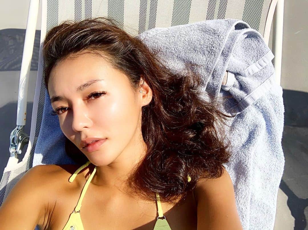 内藤陽子のインスタグラム：「眠れなかったから朝5時からプール掃除🧼  明日は花火大会🎆 うちの屋上でやるらしい。 保育園送って、束の間の太陽のパワーを頂いてる☀️ #太陽は神様  #日焼けに貪欲  #2019夏」