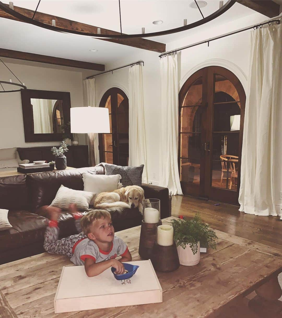 Jessie Jamesさんのインスタグラム写真 - (Jessie JamesInstagram)「A boy, his dog and toy story for the thousandth time」9月6日 10時21分 - jessiejamesdecker