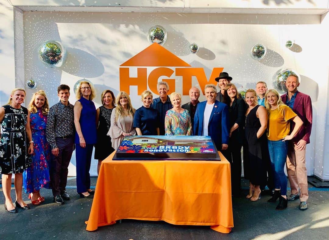 HGTVさんのインスタグラム写真 - (HGTVInstagram)「It’s A Very Brady premiere party! We’re taking you behind the scenes with the Bradys, HGTV stars and so many groovy party details. Check out our stories and follow #verybradyreno for more!」9月6日 10時22分 - hgtv