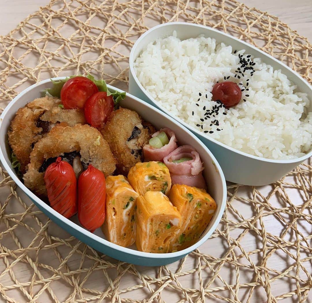 本田しおりのインスタグラム：「#今日のお弁当  #椎茸の海老詰めフライ#ネギ入りだし巻き卵#アスパラベーコン#赤ウインナー  #お弁当 #本田弁当 #旦那さん弁当 #神ちゃん弁当  #神弁」