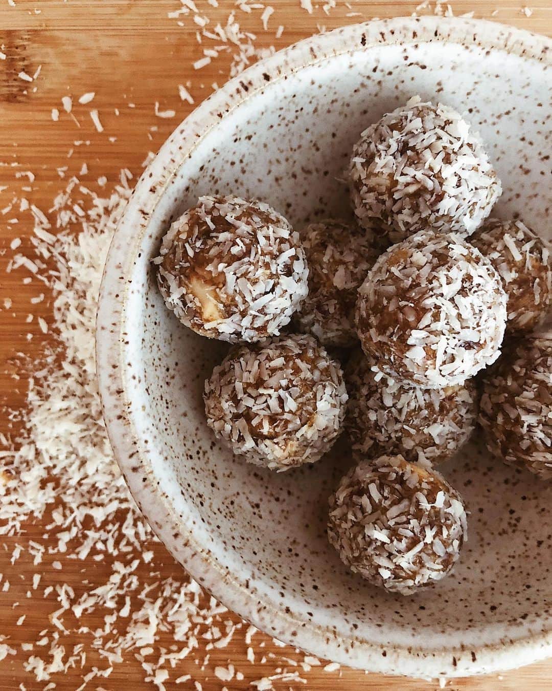 Tamikoのインスタグラム：「made my honu some coco date balls in my vanilla speckled bowl 🌴🐢 ココナツとなつめのおやつを作ったボウルに #tamikokokitchen #alkaline #手作り #陶芸 #ビーガン #dateballs」