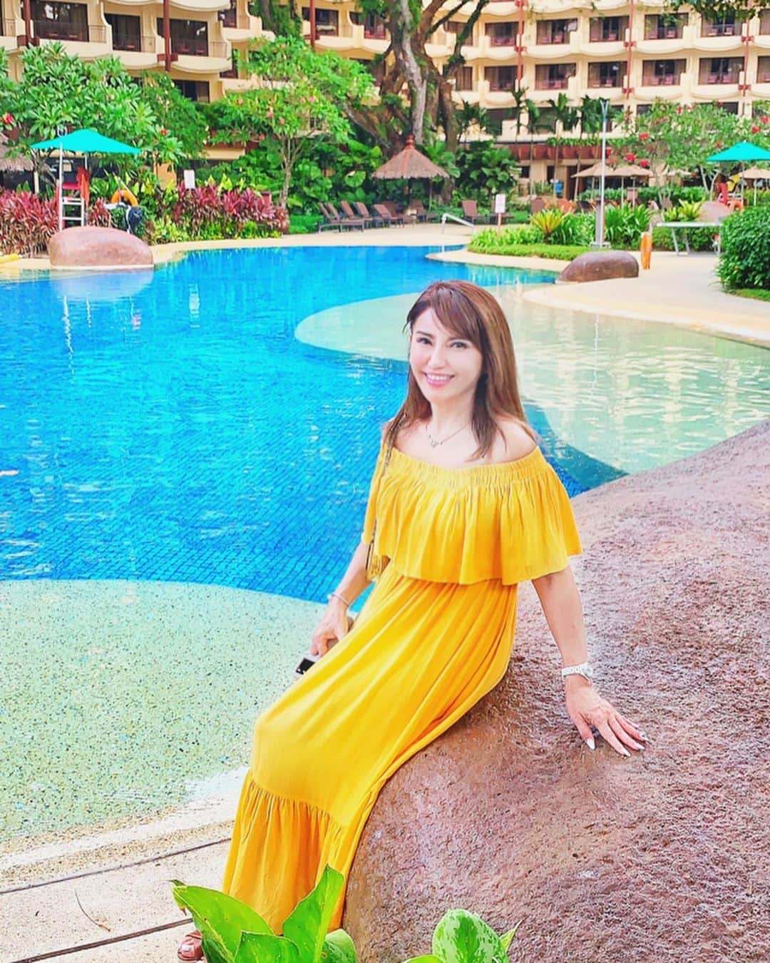 selfieneのインスタグラム：「フラリと#ペナン島 に来たよ〜♪﻿ 世界中どこでも、いつでも行ける気がする。﻿ ﻿ #時間の自由﻿ #お金の自由﻿ #場所の自由﻿ ﻿ を手に入れる為に、6年前から人生をシフトしたよ。﻿ ﻿ それまではテレビ通販の仕事をしていて、﻿ テレビ局の年下のバイヤーに﻿ 厳しい事言われてたりした。﻿ 自分のせいではない事で責められたりした。﻿ 管理されるのも嫌だった。﻿ ﻿ 商品を売る仕事は、﻿ 時には１億とか売れて、﻿ 利益が出たように見えるけど、﻿ 半分くらい返品が来てそれほど利益が出なかった。﻿ ﻿ 在庫を持つ職種はダメだと思った。﻿ ﻿ 今は全て解き放たれたよ。﻿ ﻿ これからは、知識や情報や人脈をマネタイズした方がいい。 ﻿ ﻿ ⭐️人生をシフトしたい人は﻿ 私の作ったコミュニティへどうぞ(^^)﻿ ﻿ ⭐️特に若い人歓迎します！﻿ まだまだ先は長いからねww﻿ ↓↓↓﻿ @marigram_uu_﻿ ﻿ #人生を変える ﻿ #起業﻿ #投資女子﻿ #不労所得﻿ #不老不死 ﻿」