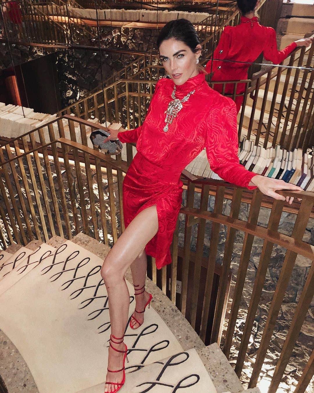 ヒラリー・ローダのインスタグラム：「Dynasty vibes 💎 #VFbestdressed styed by @davianlain @vanityfair #nyfw」