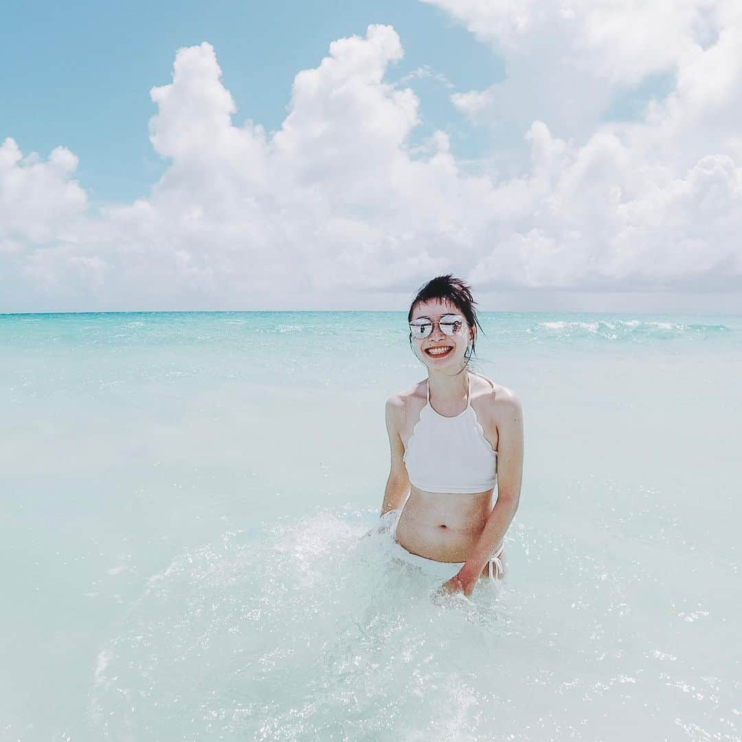 市川渚さんのインスタグラム写真 - (市川渚Instagram)「📍Toguchi no Hama beach, Irabu Island﻿ ﻿ ﻿ ﻿ 700枚くらいある今回の旅写真、7割くらいがひたすらに青い海と白い砂浜である🏖 ﻿ ﻿ 水に濡れる場所へは #OSMOAction を持って行っていたよ。動画だけでなく静止画もなかなか使える◎﻿ が、手持ちだと水平を保つのが難しい。 ﻿ ﻿ ﻿ #渡口の浜#toguchinohama#irabuisland#伊良部島#irabu#okinawa#沖縄#宮古#miyako#vacation#sea#ocean#beach#djiosmoaction#osmoaction#djijapan#slomovideo#slomotion#nagikotrip#latergram﻿」9月6日 10時35分 - nagiko