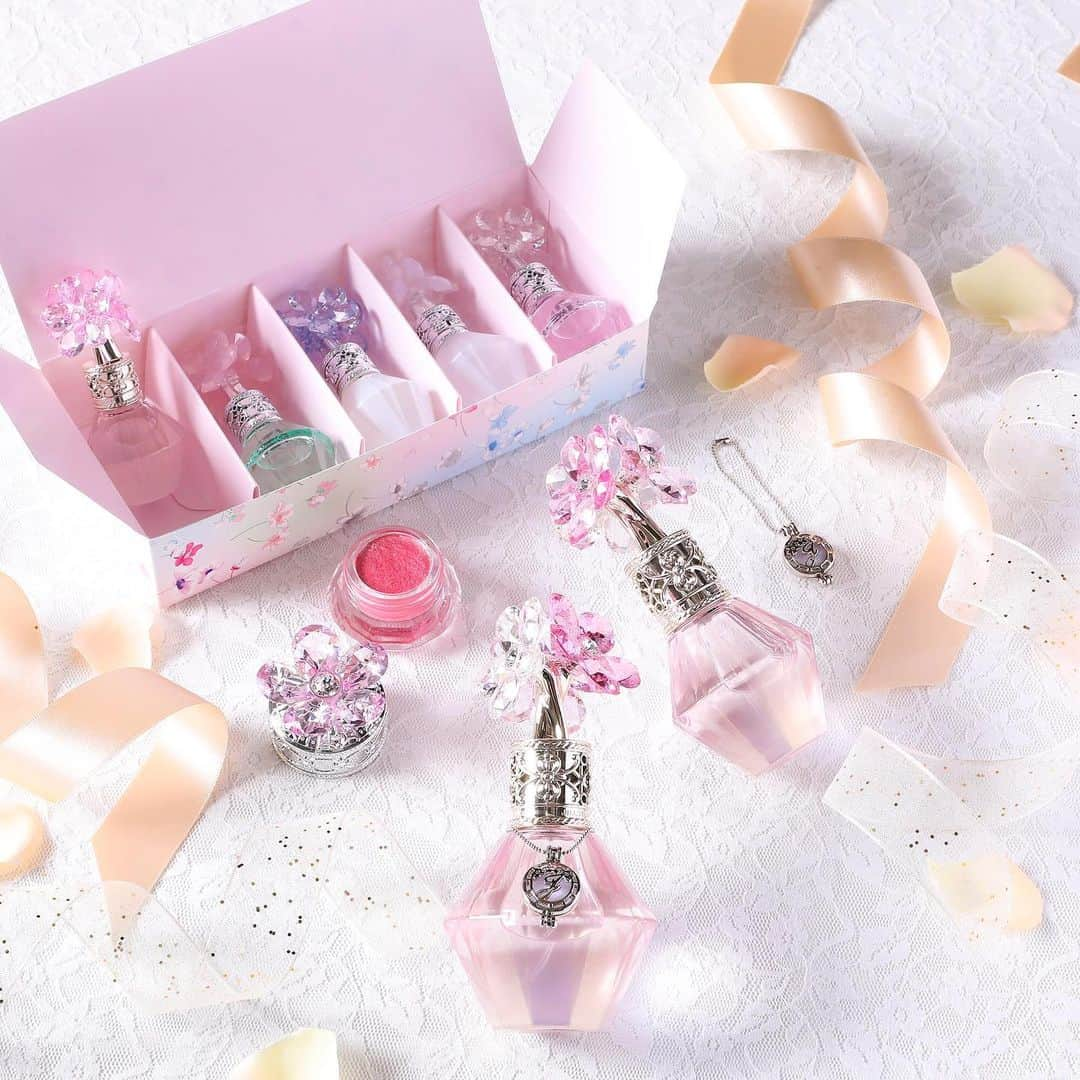 JILLSTUART BEAUTYさんのインスタグラム写真 - (JILLSTUART BEAUTYInstagram)「クリスタルブルーム5th Anniversary year . 本日9月6日(金)発売 . ■クリスタルブルーム ビーラブドチャーム ■クリスタルブルーム オードパルファン セレクション ■クリスタルブルーム ジェリービジュー 01 . クリスタルブルームシリーズ10個目となる フレグランス｢ビーラブドチャーム｣や、 人気の5つの香りをつめ込んだ、 特別なクリスタルブルームセレクションが本日発売。 . ブーケのようにお花をあしらったボトルは インテリアとして飾ったり、大切な人へのギフトにも。 . さらに、フレグランスアイカラー「ジェリービジュー」は 一年を通して毎月異なるカラーと香りをお届けします。 . ご購入いただいた色数に応じて、プレゼントがもらえるキャンペーンも実施いたしますので、ぜひ集めてみてくださいね。 . #JILLSTUART #JILLSTUARTBeauty  #crystalbloom #belovedcharm #クリスタルブルーム5th #クリスタルブルーム #ビーラブドチャーム #クリスタルブルームジェリービジュー  #ジェリービジュー」9月6日 10時36分 - jillstuartbeauty