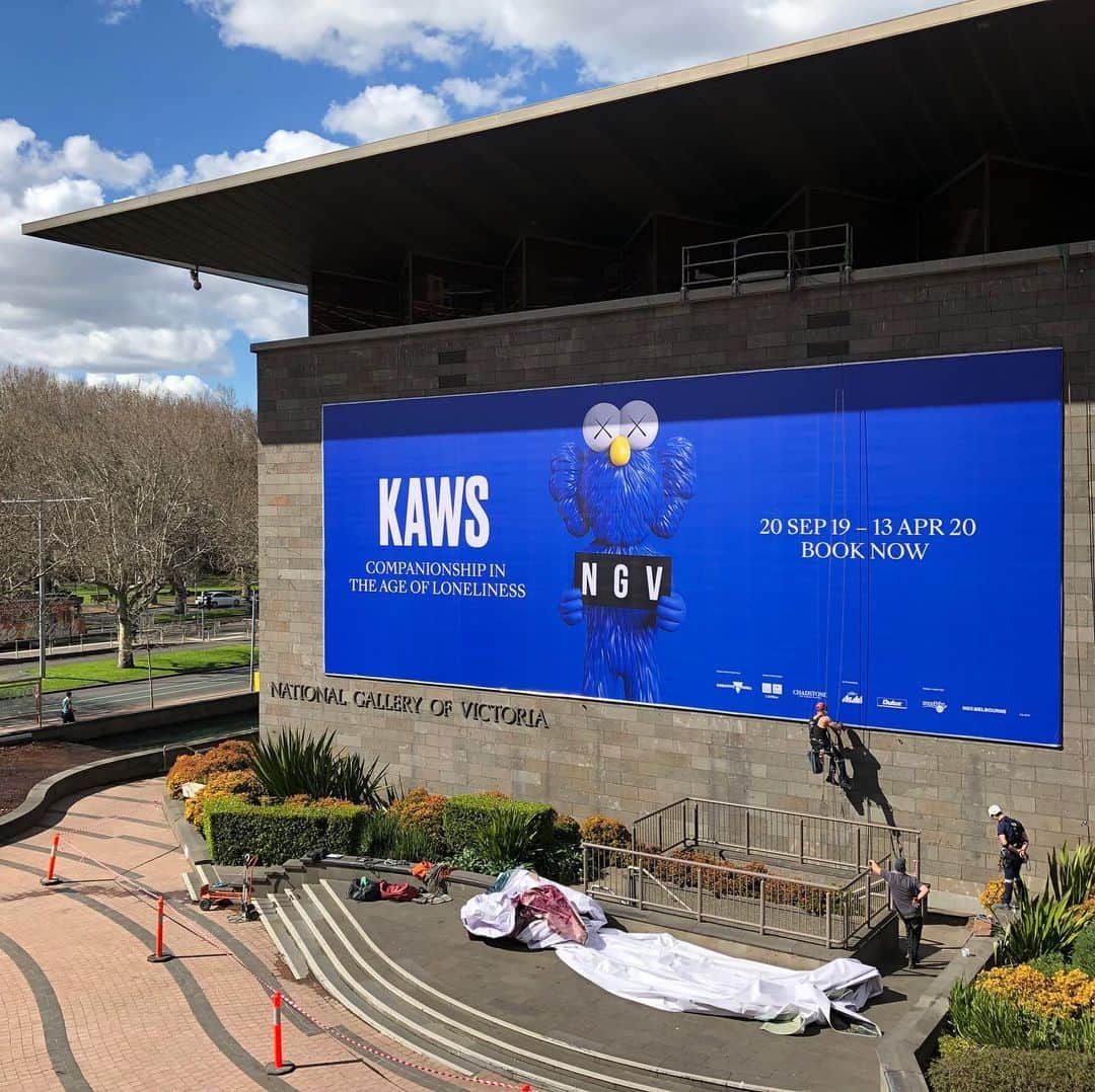 KAWSONEさんのインスタグラム写真 - (KAWSONEInstagram)「Installation is in full swing at @ngvmelbourne 👀 KAWS: COMPANIONSHIP IN THE AGE OF LONELINESS opens Sept. 20th #KAWS #NGVKAWS」9月6日 10時37分 - kaws
