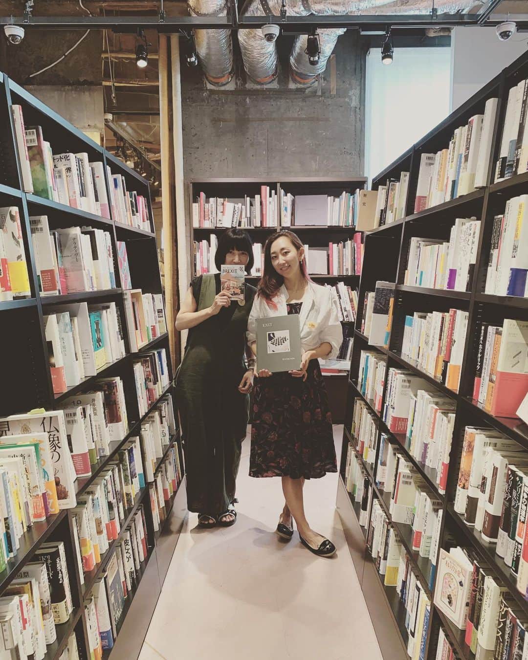 のインスタグラム：「こんな素敵な本屋さんが六本木のど真ん中にあるなんて📚本のチョイスも秀逸すぎて片っ端から読みたいほど🤓こちら @bunkitsu_roppongi にて来週13日金曜にカメラマン @koomikim_photo さんとトークライブイベントを開催させていただきます！  #books #elegant #bookstore #tokyo #music #talk #event #riefu #koomikim #bunkitsu #roppongi #culture」