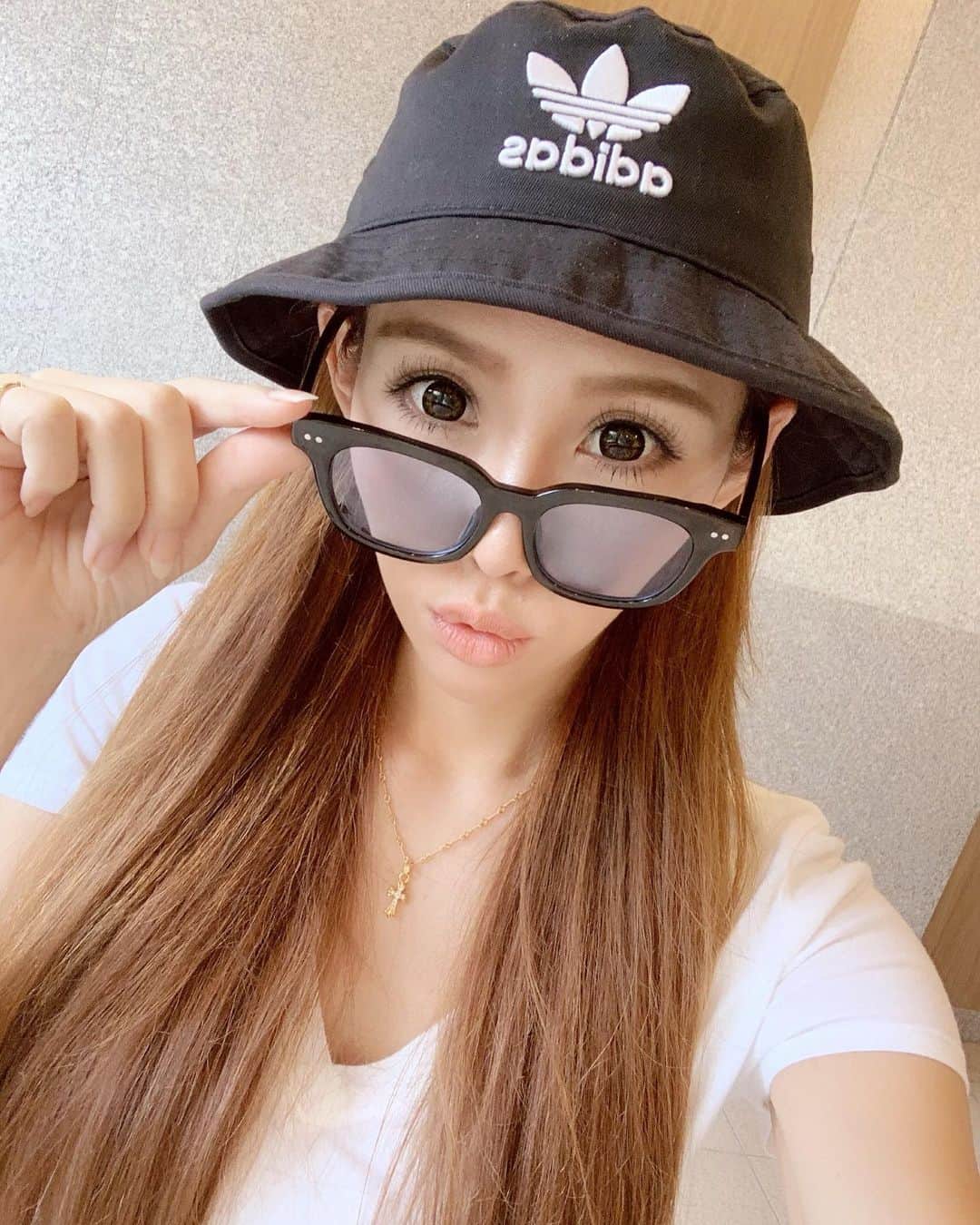 のインスタグラム：「. . good morning☀️ 気分転換してくる🚘 良い一日を🌈🌈 . . #makeup #make #mommakeup #momlife #momfashion #adidas #chromehearts  #女の子ママ #シングルマザー #シンママ  #アラフォーママ #アラフォー #メイク  #ママでも綺麗に #ママでもおしゃれ  #패션 #아웃핏 #메이크업 #오오티디」
