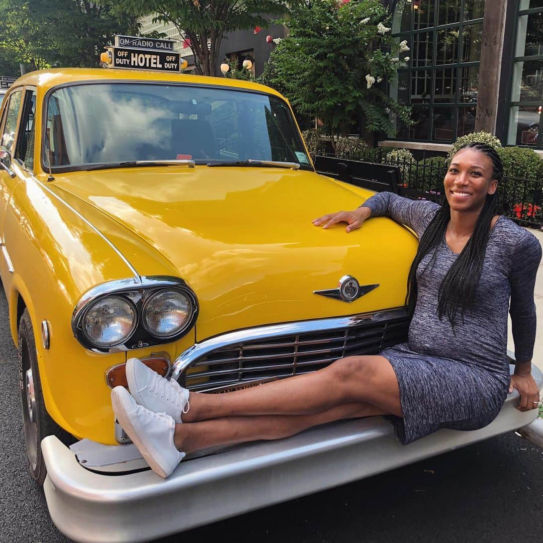 フォルケ・アキンラデウォのインスタグラム：「🏙🗽🚕 . . . 📷: @helen_maroulis inspired and directed 😊 . . . . . . #tbt #newyork #taxi #pregnant #athlete #fitpregnancy」