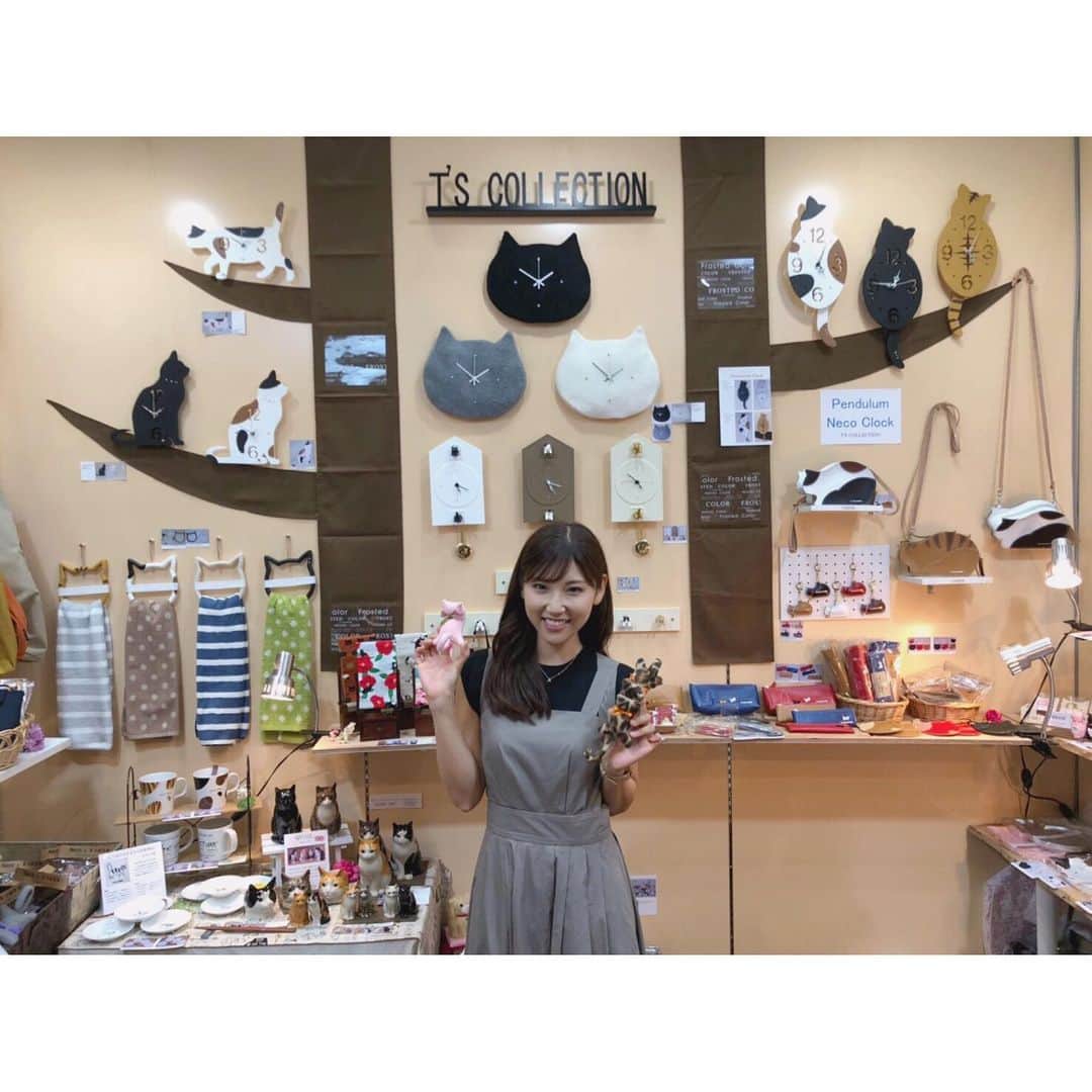 森脇亜紗紀さんのインスタグラム写真 - (森脇亜紗紀Instagram)「おはようございます❤︎ 昨日は、ニッポンスリッパさんが ブースを出展されている、 東京インターナショナルギフトショーへ 行ってきました💕 カラーバリエーション豊富で可愛い 新商品を沢山拝見させて頂きました〜❤︎ 有難い事に、今回もブースには とっても大きなパネルがたくさん😳💓 いつもありがとうございます☺️ ・ ギフトショー内を少し見させて頂き、 T'S COLLECTIONさんのブースにも お邪魔しました☺️💕 ネコばさみ🐈めちゃくちゃ可愛い〜！🤤 私は悩みに悩んで茶色の猫ちゃんを❤️ 早速お部屋のカーテンにつけました🐈❤︎ ・ ギフトショーは本日までの開催なので ぜひ皆さん行ってみてくださいね😊❤︎ #東京インターナショナルギフトショー #東京ビッグサイト#ニッポンスリッパ株式会社 #イメージモデル #T'SCOLLECTION#ネコばさみ」9月6日 10時46分 - asaki516