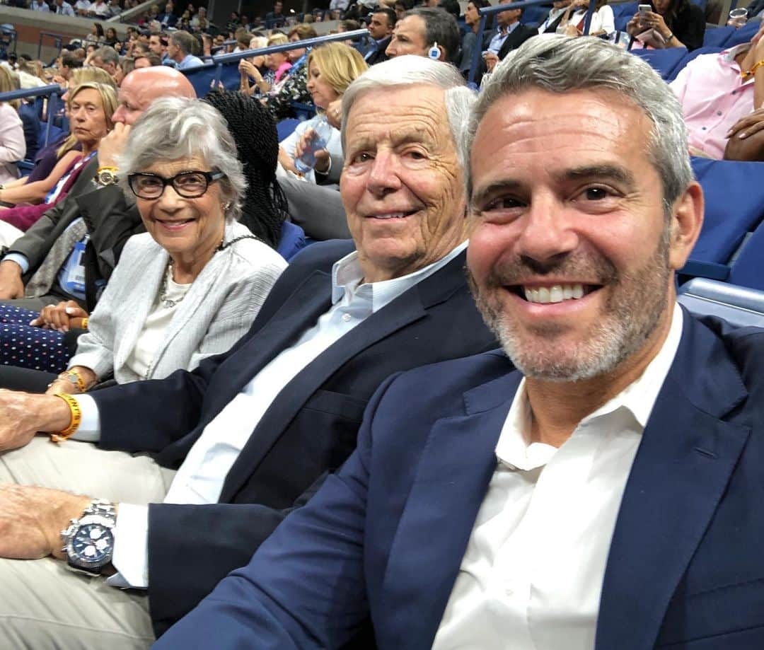 アンディー・コーエンさんのインスタグラム写真 - (アンディー・コーエンInstagram)「At the @usopen with my folks! #GoSerena #GelmanBehindUs」9月6日 10時47分 - bravoandy