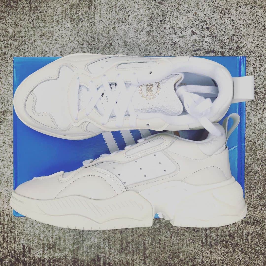 石川龍のインスタグラム：「梅雨前に、特別仕様のスタンスミスと、SUPERCOURT 90sを買ったんですが、SUPERCOURTの方を一夏まるまる寝かしておりまして、9月になってようやく箱からだしました。Dadというわけではないんだけどかなりボリュームがあるモデルでソールが厚いからいつもより2cmくらい背が伸びた気がして嬉しいです。  #supercourt90s  #stansmith」