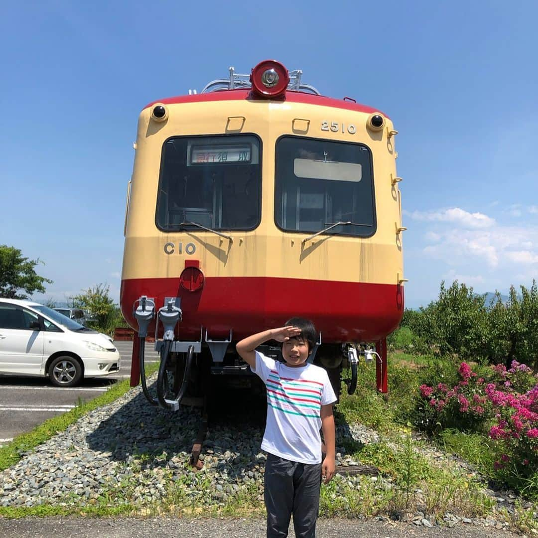 がっちゃんさんのインスタグラム写真 - (がっちゃんInstagram)「トレインギャラリー NAGANO🚃 個人では日本最大級のジオラマだそうです✨ 好きな車両を選んでジオラマで走らせて運転することもできます💕 お店の外には長野電鉄の古い車両2500系かな？も展示してあります✨ レストランも併設していて、お蕎麦がとても美味しかったです😊 とろろが食べず嫌いだったがっちゃんもツルっと食べてました✨ 夏休みの8月に行きました✨ また行きたいな💕  #トレインギャラリーnagano #トレインギャラリー  #蕎麦 #蕎麦屋 #長野電鉄  #長電 #鉄道博物館 #traingallery #trainmuseum #train #japantrain #trainfan #trainspotting #railfan #夏休みの思い出 #がっちゃん #がっちゃんねる」9月6日 11時00分 - gacchannel